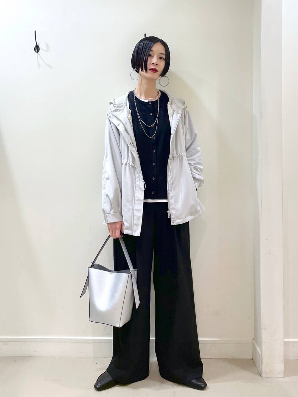 「マウンテンパーカー、ブルゾン、アウター、カーディガン、Tシャツ、ロンT、春コーデ、ワイドパンツ、パンツ、楽ちんコーデ、体型カバー、シンプルコーデ、ネックレス、高見え、若見え」|「GLOBAL WORKのらくっション踏めるバブーシュ/136007(その他シューズ、ブラック系)」を使った、るんるんさん(レディース・168cm)の春コーディネートの6枚目の写真