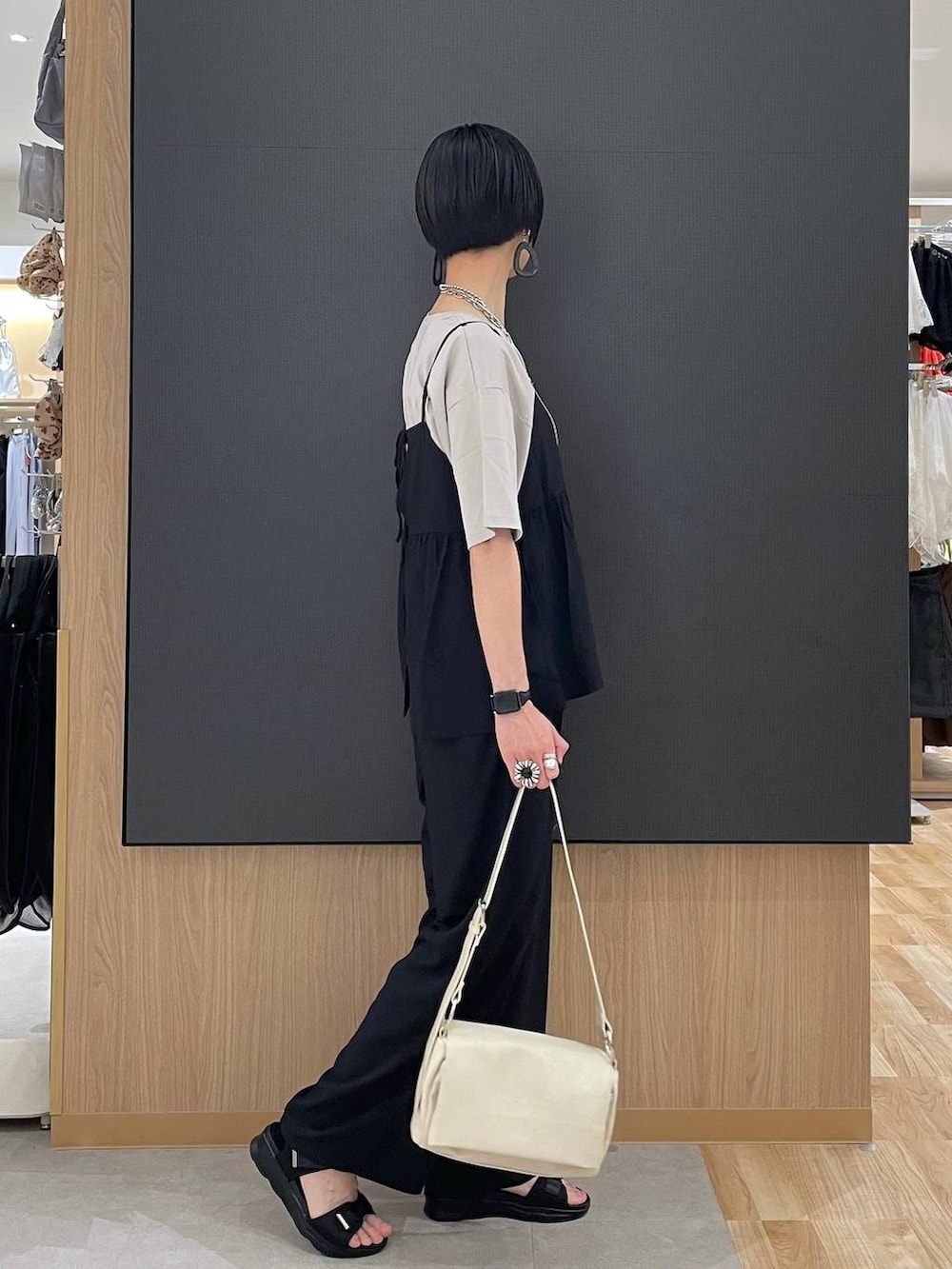 ブラック系のその他パンツ、ベージュ系のTシャツ/カットソー、ブラック系のサンダルを着用したレディースの夏コーディネートの2枚目の写真