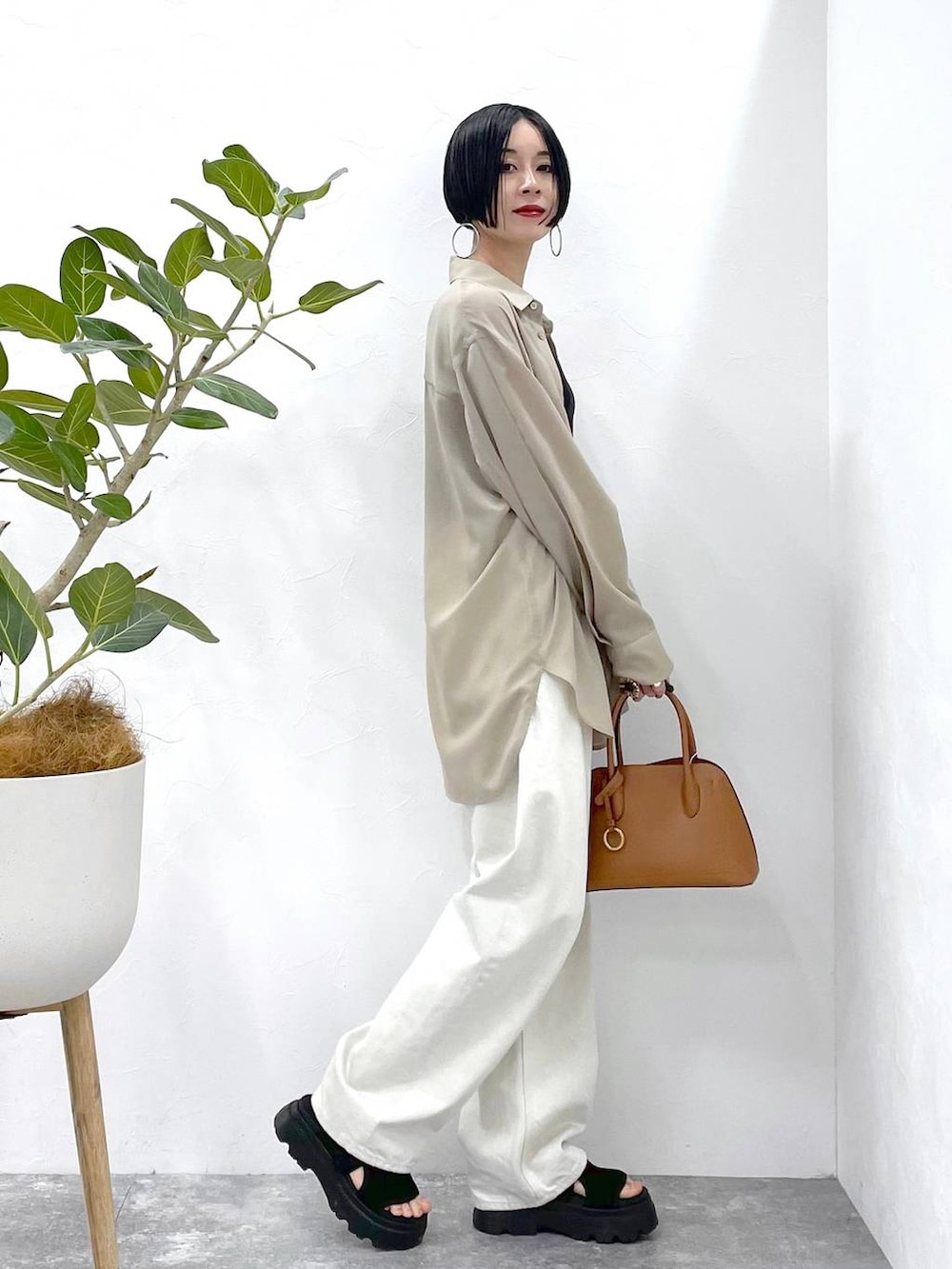 「高見え、若見え、着痩せ・細見え、ママコーデ、楽ちんコーデ、普通_GLOBAL WORK、高身長、体型カバー、GLOBAL WORK、シンプルコーデ、大人カジュアル、STERNBERG、シャツ、タンクトップ、デニムパンツ」|「GLOBAL WORKのステンレスボールY字ネックレス/106439(ネックレス、シルバー系)」を使った、るんるんさん(レディース・168cm)の夏コーディネートの3枚目の写真