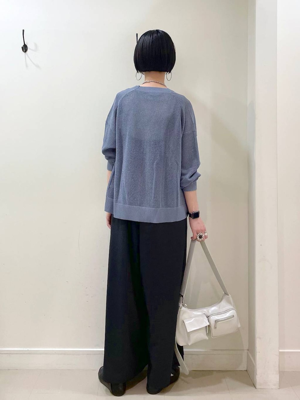 「高見え、若見え、着痩せ・細見え、ママコーデ、楽ちんコーデ、普通_GLOBAL WORK、高身長、体型カバー、GLOBAL WORK、シンプルコーデ、大人カジュアル、カーディガン、タンクトップ、サロペット、パンツ」|「GLOBAL WORKのらくっション踏めるバブーシュ/136007(その他シューズ、ブラック系)」を使った、るんるんさん(レディース・168cm)の春コーディネートの4枚目の写真