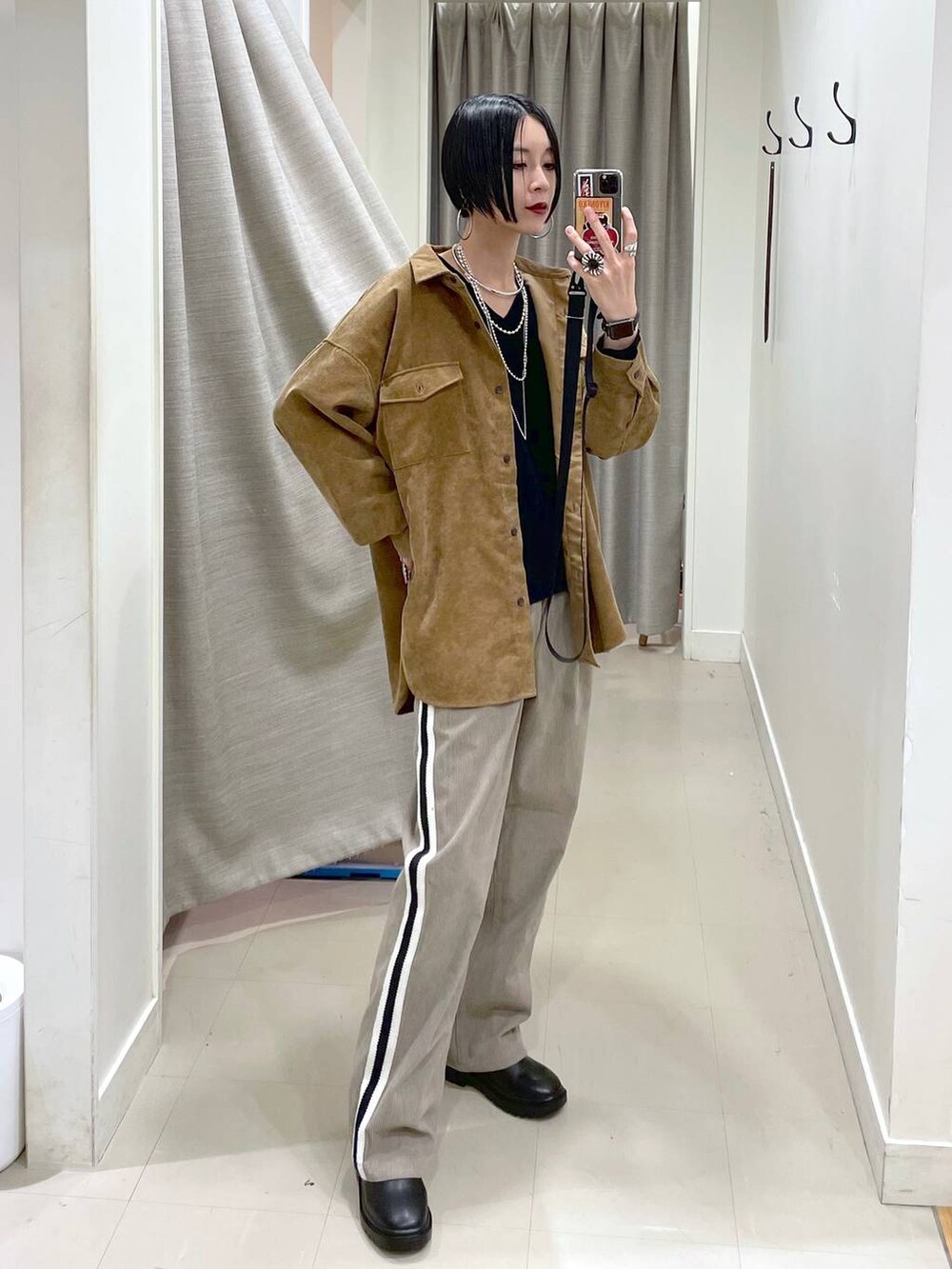 イエロー系のシャツ/ブラウス、ブラック系のスウェット、ブラック系のブーツを着用したレディースの秋コーディネートの4枚目の写真