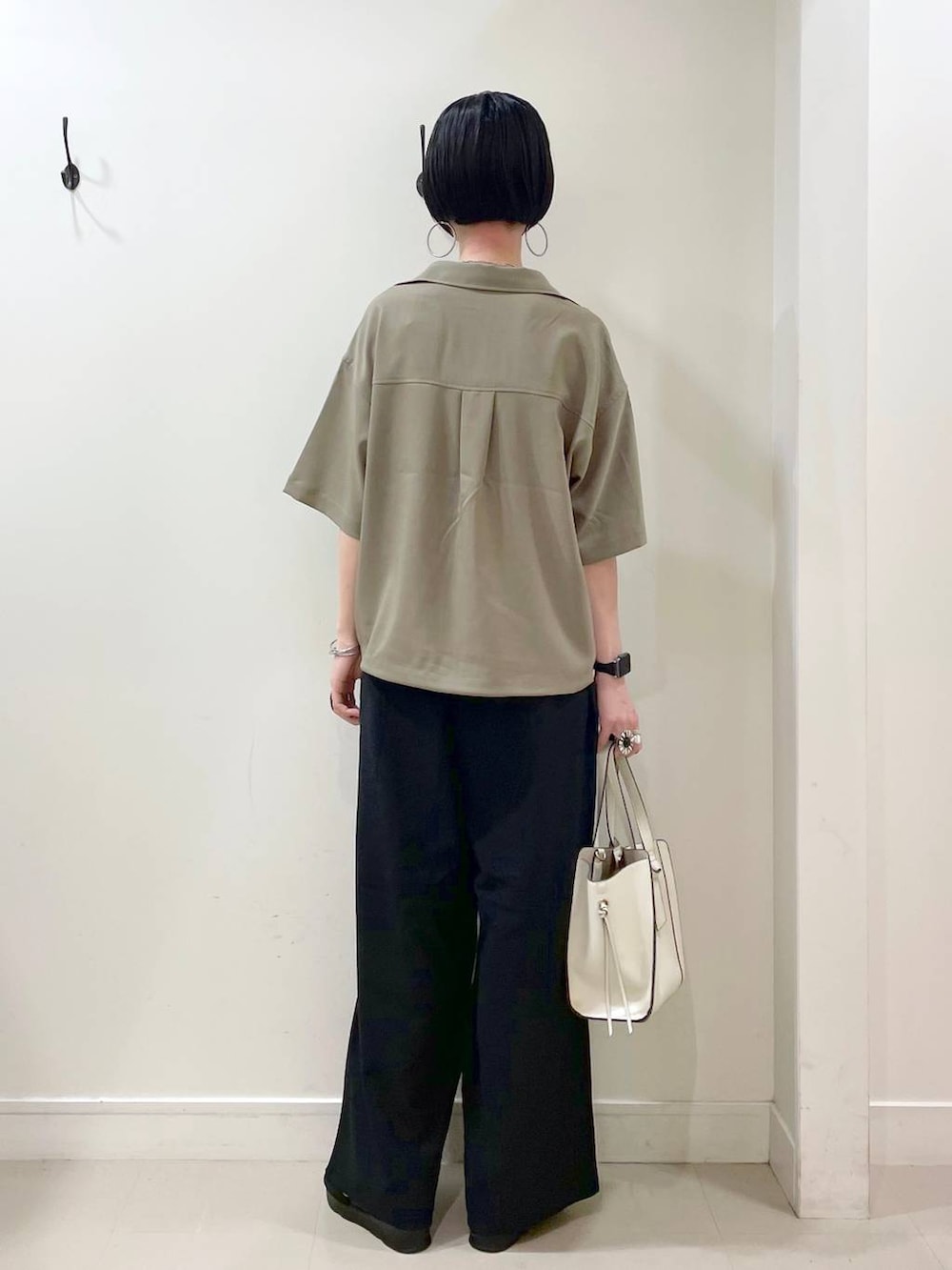 「高見え、若見え、着痩せ・細見え、ママコーデ、楽ちんコーデ、普通_GLOBAL WORK、高身長、体型カバー、GLOBAL WORK、シンプルコーデ、大人カジュアル、シャツ、キャミソール、カップ付きインナー、ワイドパンツ」|「GLOBAL WORKのアップルウォッチ/合皮バンド/160631(デジタル腕時計、ブラック系)」を使った、るんるんさん(レディース・168cm)の夏コーディネートの3枚目の写真