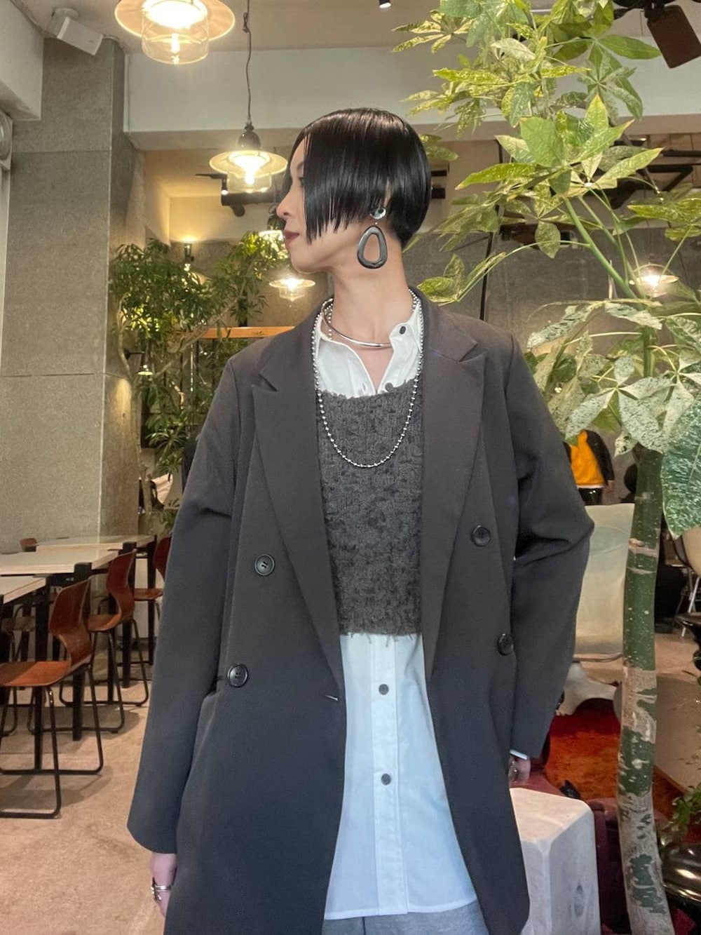 ホワイト系のシャツ/ブラウス、グレー系のテーラードジャケット、グレー系のベストを着用したレディースの春コーディネートの2枚目の写真