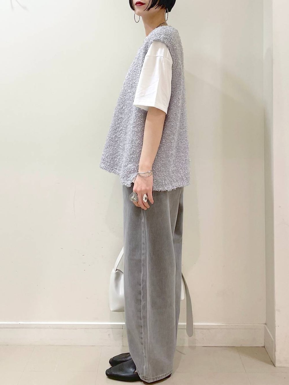 「ママコーデ、楽ちんコーデ、普通_GLOBAL WORK、高身長、体型カバー、GLOBAL WORK、シンプルコーデ、大人カジュアル、Tシャツ、ベスト、ワイドパンツ、パンツ、デニムパンツ、春コーデ、春夏コーデ」｜「GLOBAL WORKのらくっション踏めるバブーシュ/136007（その他シューズ、ブラック系）」を使った、るんるんさん（レディース・168cm）の春コーディネートの5枚目の写真