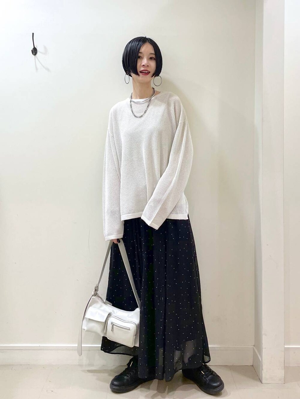 「高見え、若見え、着痩せ・細見え、ママコーデ、楽ちんコーデ、普通_GLOBAL WORK、高身長、体型カバー、GLOBAL WORK、シンプルコーデ、マウンテンパーカー、ニット、タンクトップ、スカート、ロングスカート」|「GLOBAL WORKのエアかるコートスニーカー/135742(スニーカー、ブラック系)」を使った、るんるんさん(レディース・168cm)の春コーディネートの6枚目の写真
