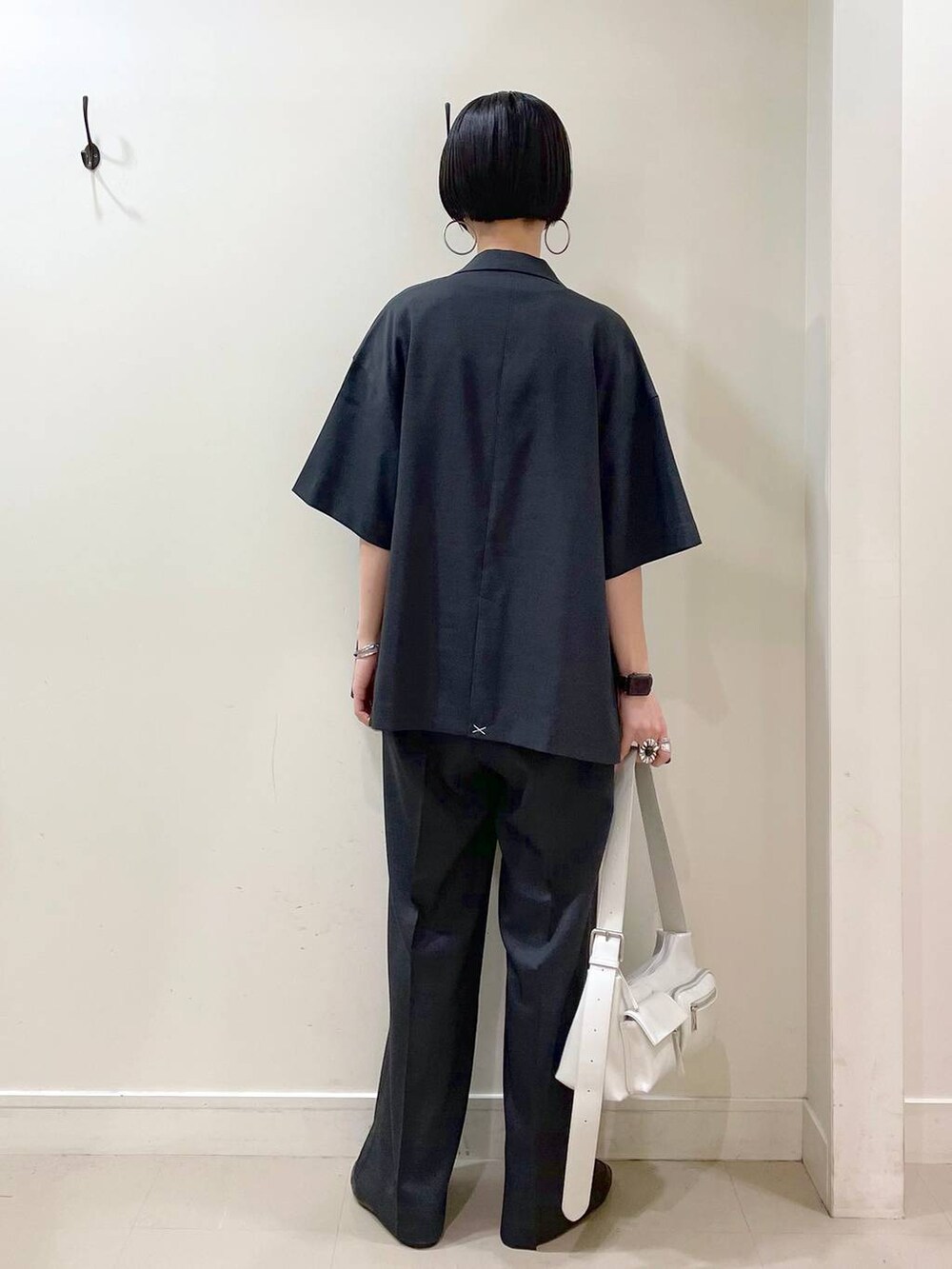 「高見え、若見え、着痩せ・細見え、楽ちんコーデ、普通_GLOBAL WORK、高身長、体型カバー、GLOBAL WORK、シンプルコーデ、ジャケット、Tシャツ、ワイドパンツ、パンツ、ショルダーバッグ、春コーデ」｜「GLOBAL WORKのらくっション踏めるバブーシュ/136007（その他シューズ、ブラック系）」を使った、るんるんさん（レディース・168cm）の春コーディネートの4枚目の写真