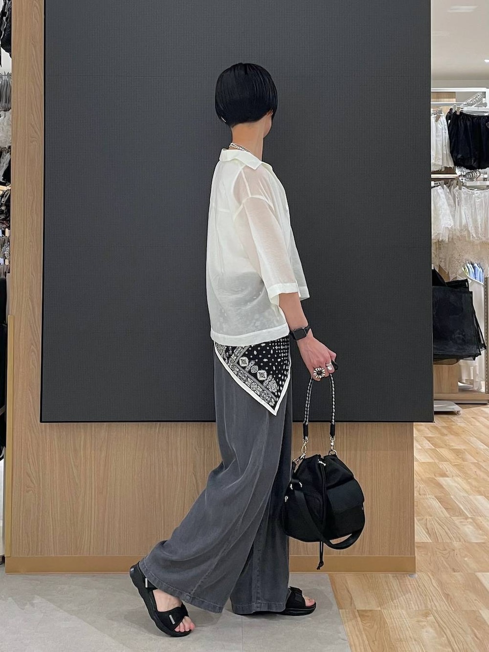 ホワイト系のシャツ/ブラウス、ホワイト系のタンクトップ、ブラック系のデニムパンツを着用したレディースの夏コーディネートの2枚目の写真