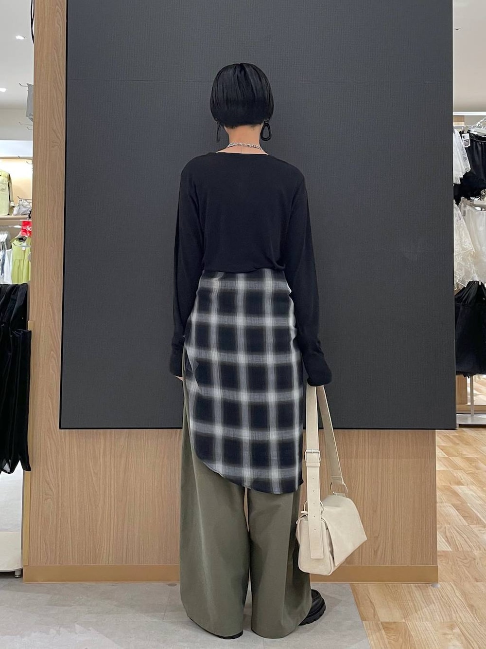 ホワイト系のTシャツ/カットソー、ブラック系のローファー、ブラック系のシャツ/ブラウスを着用したレディースの秋コーディネートの8枚目の写真