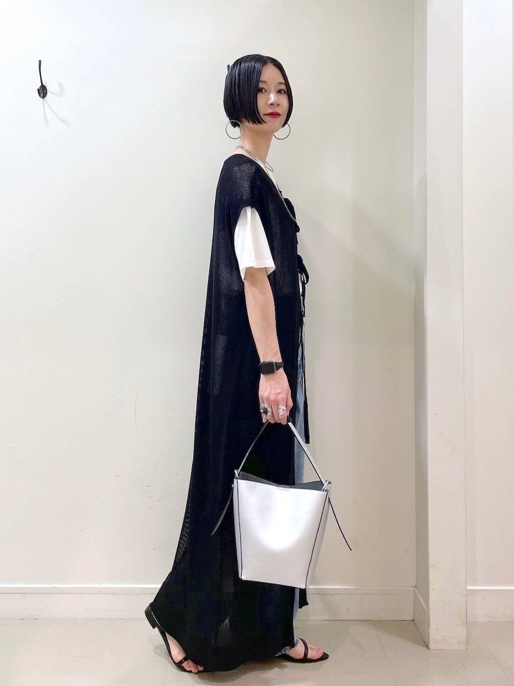 「ワンピース、ベスト、Tシャツ、デニムパンツ、パンツ、ワイドパンツ、春コーデ、春夏コーデ、夏コーデ、高見え、若見え、着痩せ・細見え、ママコーデ、楽ちんコーデ、普通_GLOBAL WORK」｜「GLOBAL WORKのGOODデニムバギーパンツ/118365（デニムパンツ、ブルー系）」を使った、るんるんさん（レディース・168cm）の春コーディネートの3枚目の写真