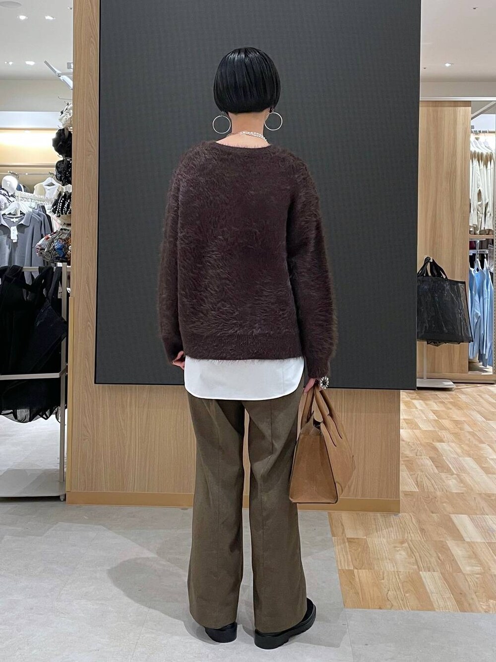 ベージュ系のダウンジャケット/コート、ブラウン系のその他パンツ、ベージュ系のショルダーバッグを着用したレディースの秋コーディネートの7枚目の写真