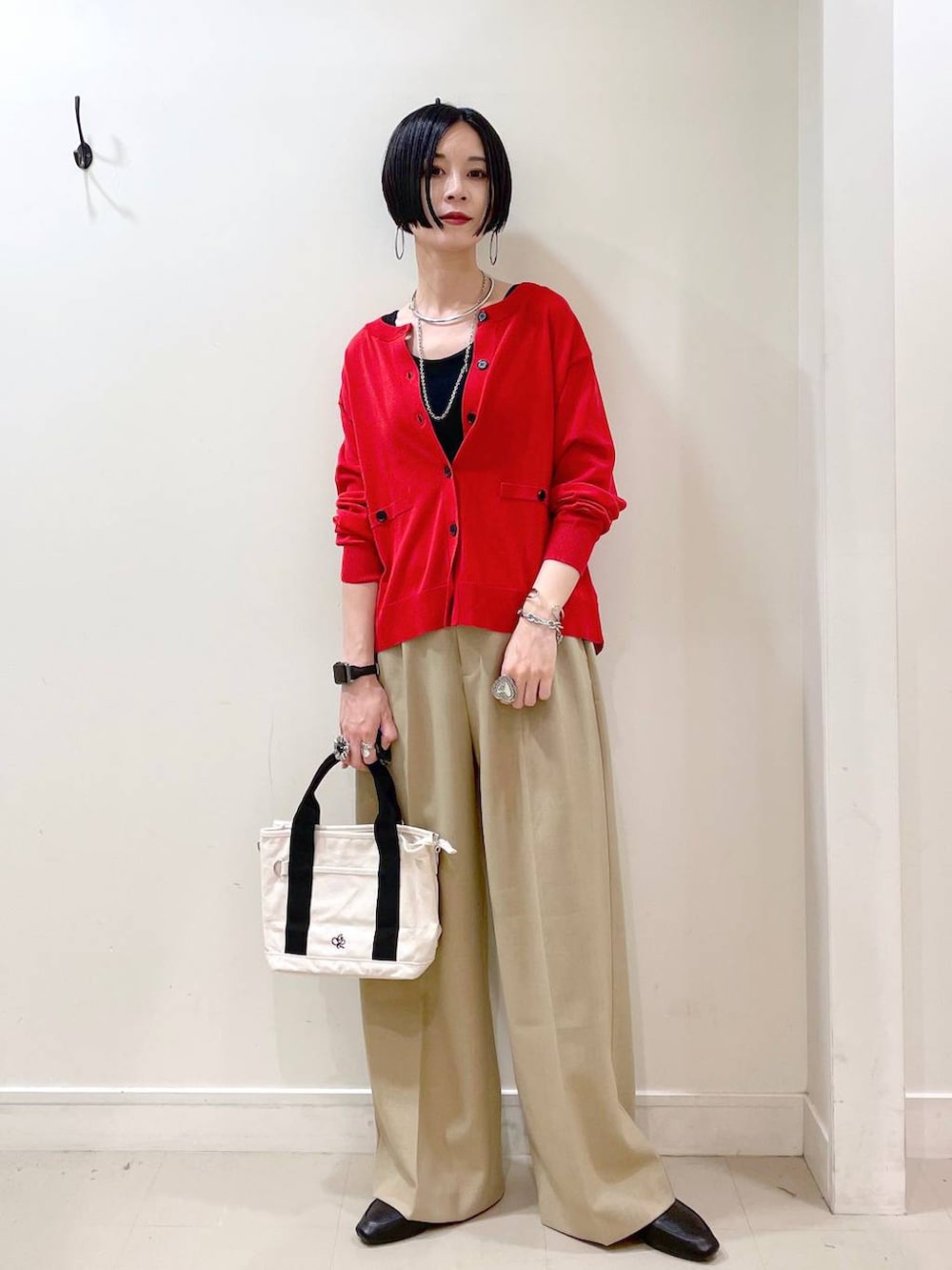 「高見え、若見え、着痩せ・細見え、ママコーデ、楽ちんコーデ、普通_GLOBAL WORK、高身長、体型カバー、GLOBAL WORK、シンプルコーデ、大人カジュアル、カーディガン、タンクトップ、ワイドパンツ、パンツ」｜「GLOBAL WORKのらくっション踏めるバブーシュ/136007（その他シューズ、ブラック系）」を使った、るんるんさん（レディース・168cm）の春コーディネートの6枚目の写真