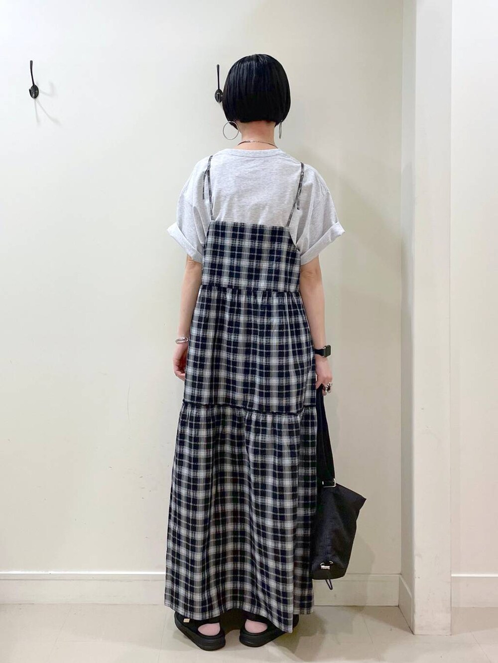 「高見え、若見え、着痩せ・細見え、ママコーデ、楽ちんコーデ、普通_GLOBAL WORK、高身長、体型カバー、GLOBAL WORK、シンプルコーデ、大人カジュアル、Tシャツ、ワンピース、キャミワンピース、サンダル」|「GLOBAL WORKのヘビロッTEEワイドプリント半袖/289396(Tシャツ/カットソー、グレー系)」を使った、るんるんさん(レディース・168cm)の春コーディネートの5枚目の写真
