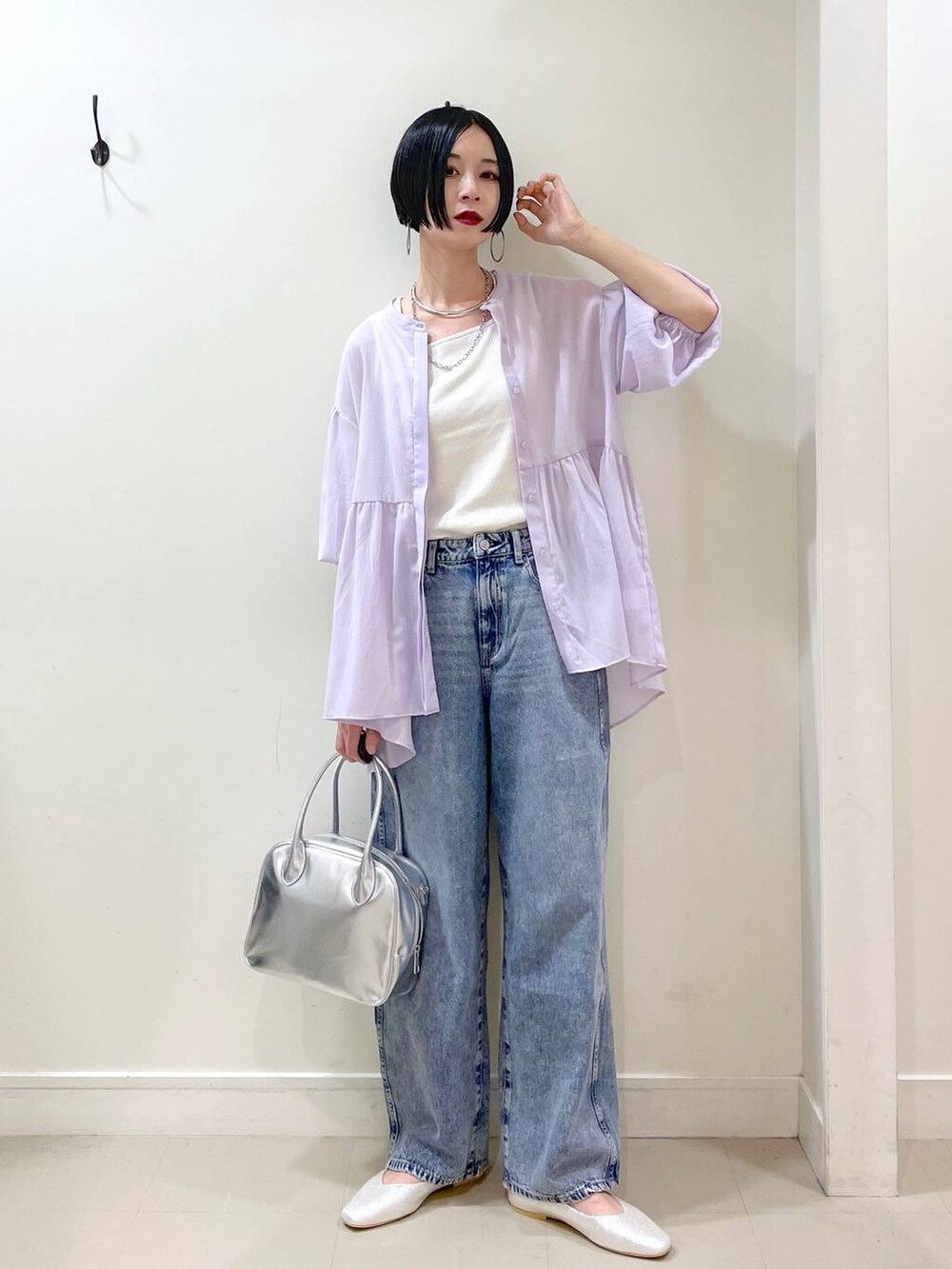 「高見え、若見え、着痩せ・細見え、ママコーデ、楽ちんコーデ、普通_GLOBAL WORK、高身長、体型カバー、GLOBAL WORK、シンプルコーデ、ブラウス、タンクトップ、デニムパンツ、パンツ、GOOD DENIM_GLOBAL WORK」｜「GLOBAL WORKのGOODデニムバギーパンツ/118365（デニムパンツ、ブルー系）」を使った、るんるんさん（レディース・168cm）の春コーディネートの2枚目の写真