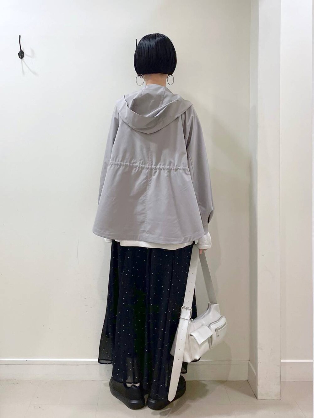 「高見え、若見え、着痩せ・細見え、ママコーデ、楽ちんコーデ、普通_GLOBAL WORK、高身長、体型カバー、GLOBAL WORK、シンプルコーデ、マウンテンパーカー、ニット、タンクトップ、スカート、ロングスカート」|「GLOBAL WORKのエアかるコートスニーカー/135742(スニーカー、ブラック系)」を使った、るんるんさん(レディース・168cm)の春コーディネートの4枚目の写真