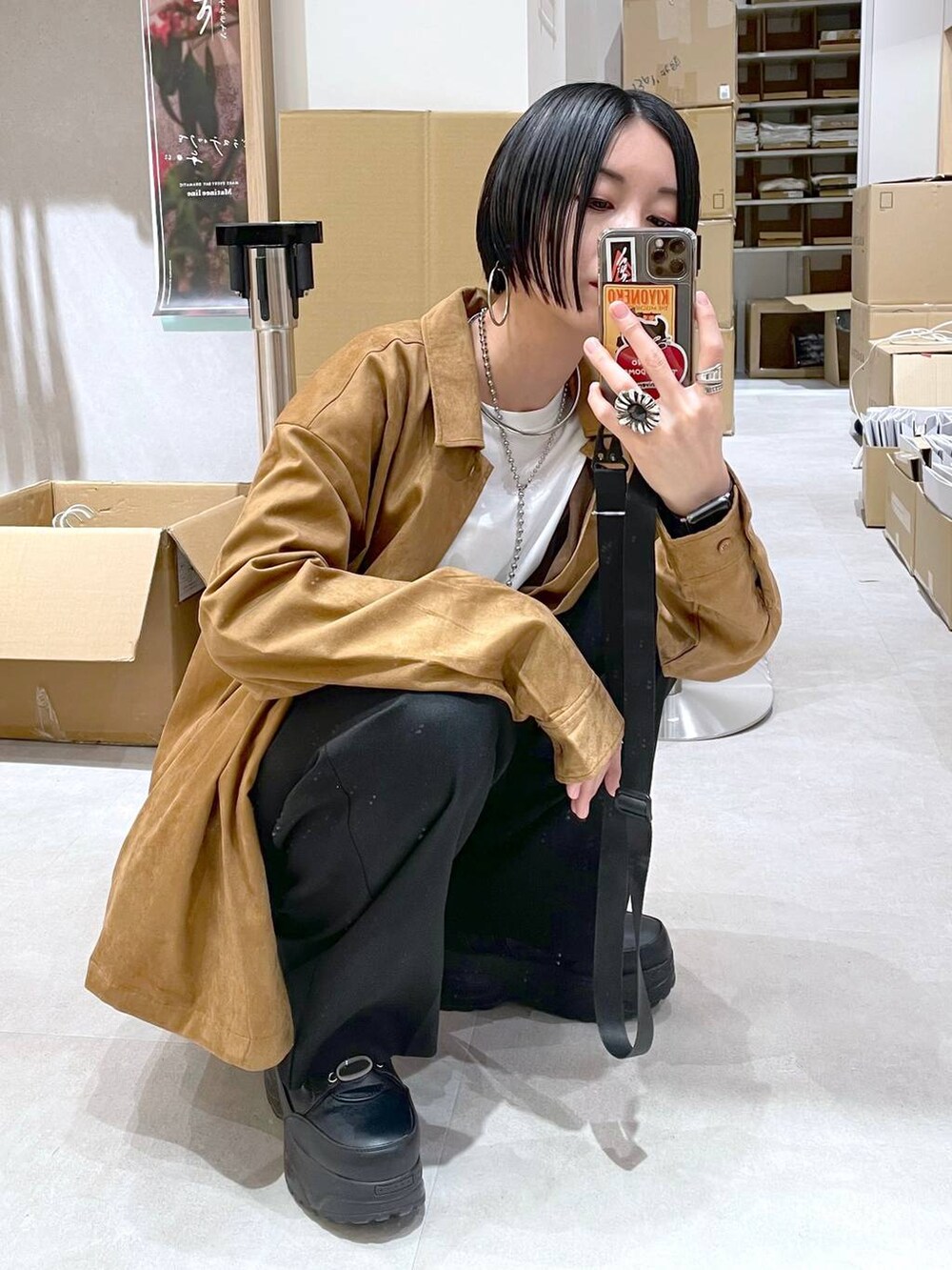 ベージュ系のシャツ/ブラウス、ブラック系のその他パンツ、ホワイト系のTシャツ/カットソーを着用したレディースの秋コーディネートの5枚目の写真