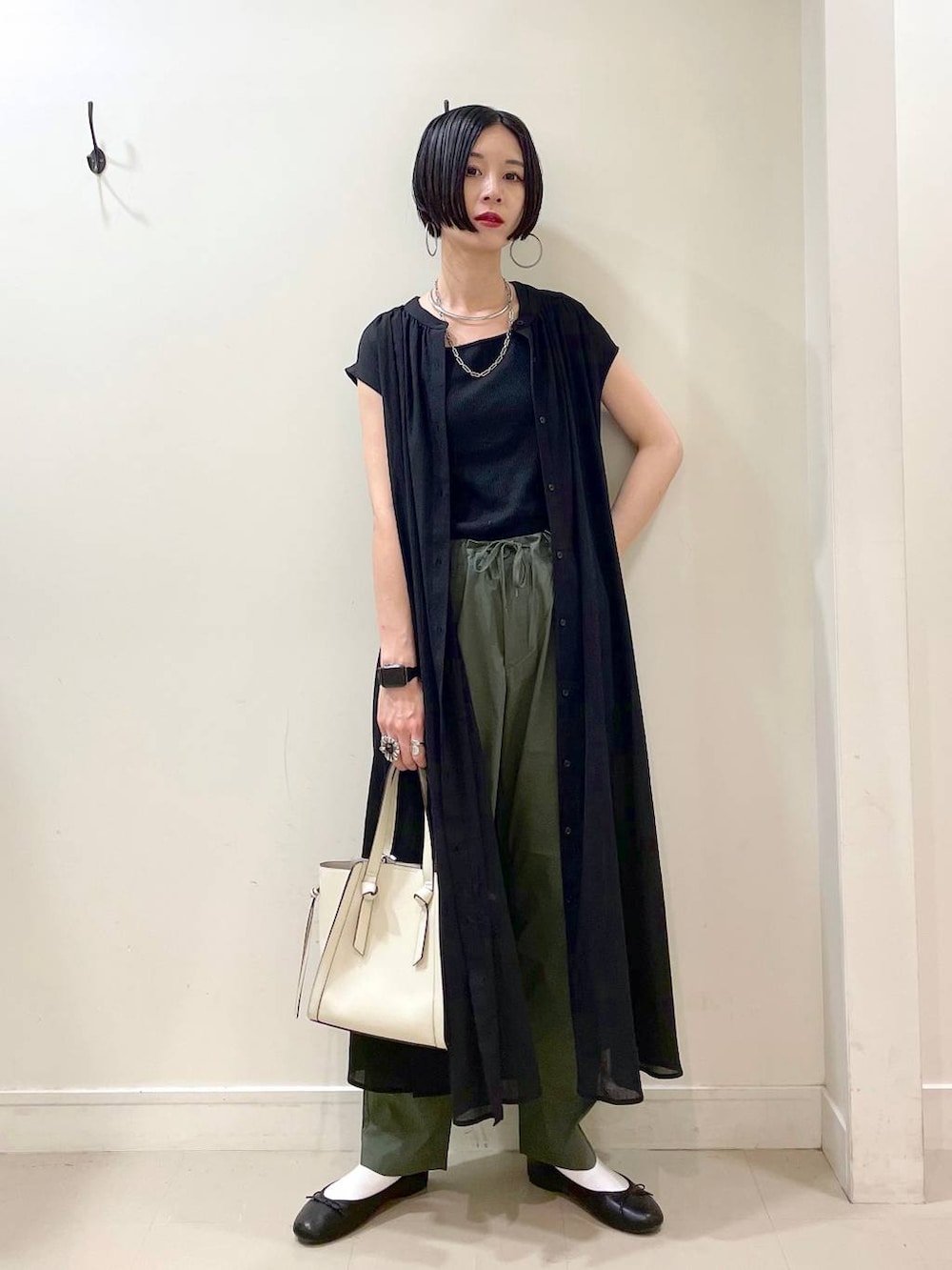 「高見え、若見え、着痩せ・細見え、ママコーデ、楽ちんコーデ、普通_GLOBAL WORK、高身長、体型カバー、GLOBAL WORK、シンプルコーデ、大人カジュアル、ワンピース、タンクトップ、テーパードパンツ、パンツ」|「GLOBAL WORKのらくっション撥水バレエ/135873(バレエシューズ、ブラック系)」を使った、るんるんさん(レディース・168cm)の夏コーディネートの2枚目の写真