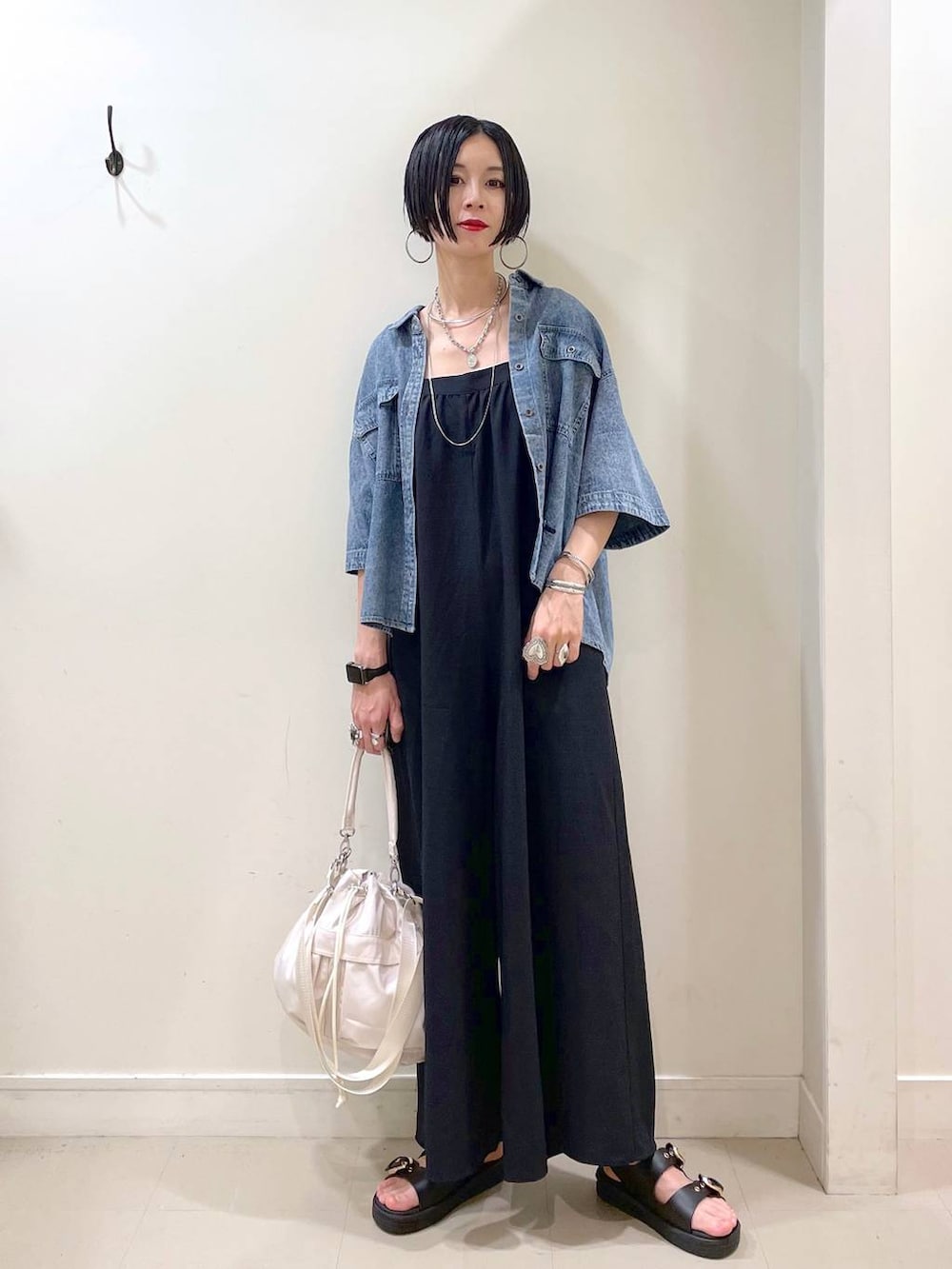 「シャツ、キャミソール、カップ付きインナー、サロペット、デニムシャツ、夏コーデ、サンダル、ショルダーバッグ、高見え、若見え、着痩せ・細見え、ママコーデ、楽ちんコーデ、普通_GLOBAL WORK、高身長」｜「GLOBAL WORKの撥水軽量2WAYバッグ/137590（ショルダーバッグ、ホワイト系）」を使った、るんるんさん（レディース・168cm）の夏コーディネートの6枚目の写真