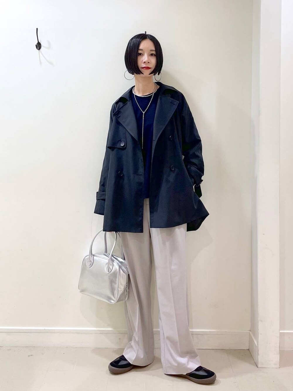 「高見え、若見え、着痩せ・細見え、ママコーデ、普通_GLOBAL WORK、高身長、GLOBAL WORK、トレンチコート、コート、ニット、ワイドパンツ、パンツ、楽ちんコーデ、体型カバー、きれいめ」|「GLOBAL WORKのステンレスボールY字ネックレス/106439(ネックレス、シルバー系)」を使った、るんるんさん(レディース・168cm)の春コーディネートの2枚目の写真