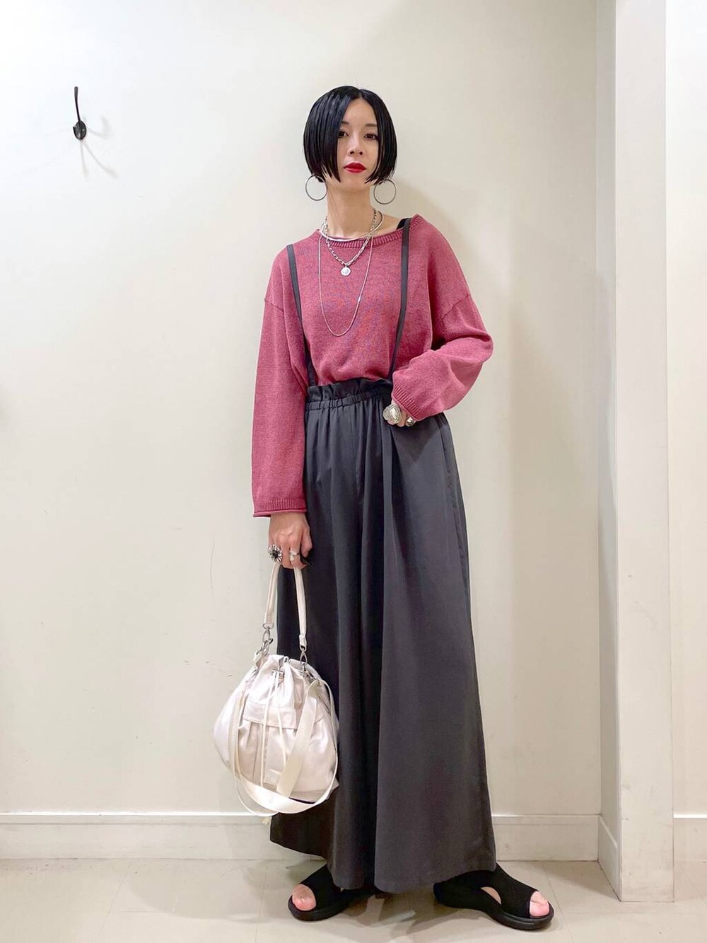 ホワイト系のショルダーバッグ、ブラック系のタンクトップ、ブラック系のサンダルを着用したレディースの秋コーディネートの7枚目の写真