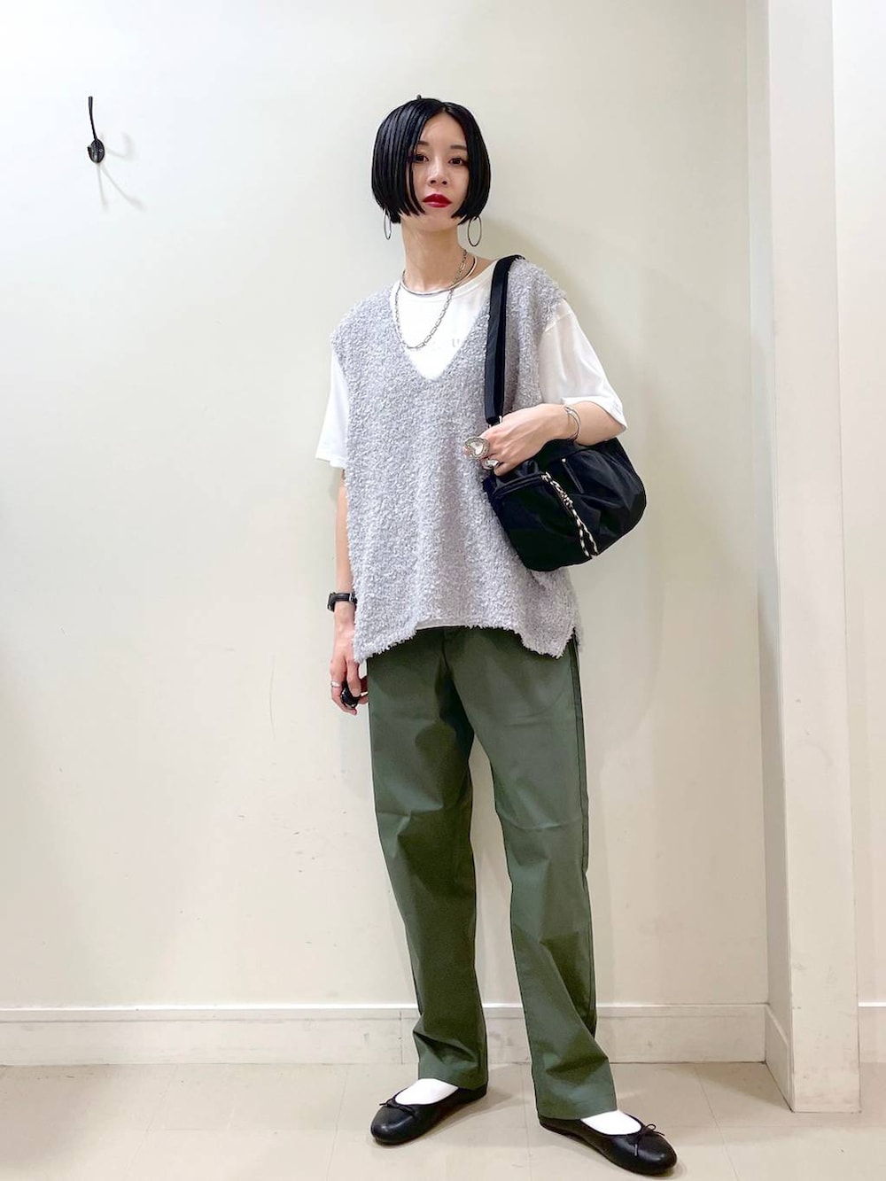 「高見え、若見え、着痩せ・細見え、ママコーデ、楽ちんコーデ、普通_GLOBAL WORK、高身長、体型カバー、GLOBAL WORK、シンプルコーデ、大人カジュアル、ベスト、Tシャツ、テーパードパンツ、ショルダーバッグ」|「GLOBAL WORKのらくっション撥水バレエ/135873(バレエシューズ、ブラック系)」を使った、るんるんさん(レディース・168cm)の春コーディネートの5枚目の写真