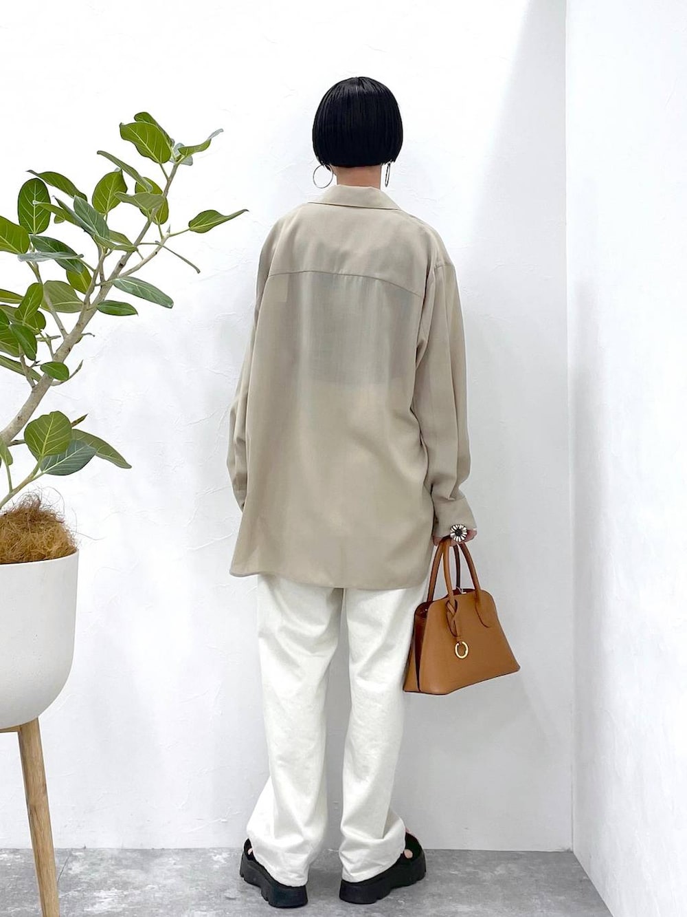 「高見え、若見え、着痩せ・細見え、ママコーデ、楽ちんコーデ、普通_GLOBAL WORK、高身長、体型カバー、GLOBAL WORK、シンプルコーデ、大人カジュアル、STERNBERG、シャツ、タンクトップ、デニムパンツ」|「GLOBAL WORKのステンレスボールY字ネックレス/106439(ネックレス、シルバー系)」を使った、るんるんさん(レディース・168cm)の夏コーディネートの4枚目の写真