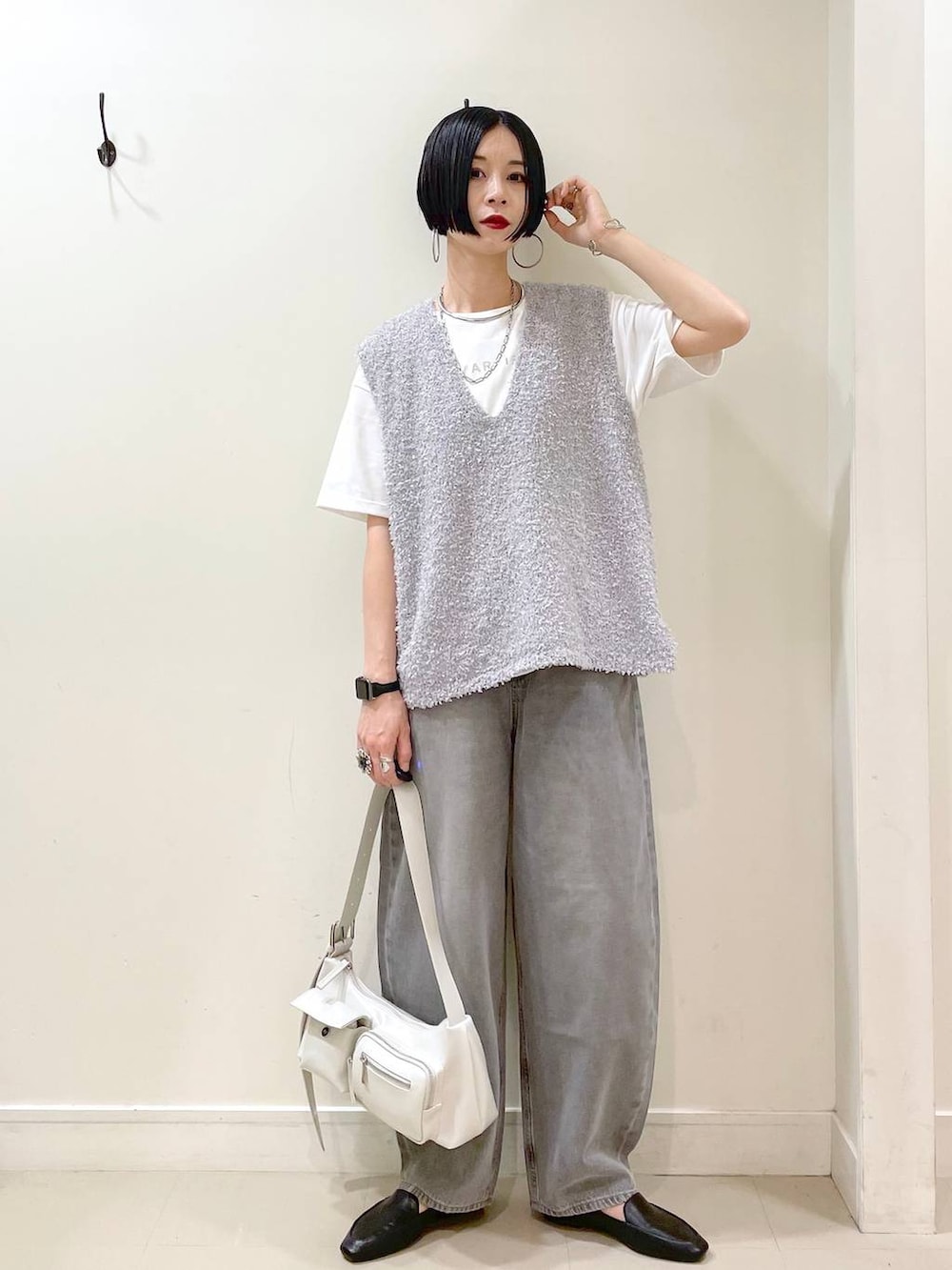 「ママコーデ、楽ちんコーデ、普通_GLOBAL WORK、高身長、体型カバー、GLOBAL WORK、シンプルコーデ、大人カジュアル、Tシャツ、ベスト、ワイドパンツ、パンツ、デニムパンツ、春コーデ、春夏コーデ」｜「GLOBAL WORKのらくっション踏めるバブーシュ/136007（その他シューズ、ブラック系）」を使った、るんるんさん（レディース・168cm）の春コーディネートの2枚目の写真