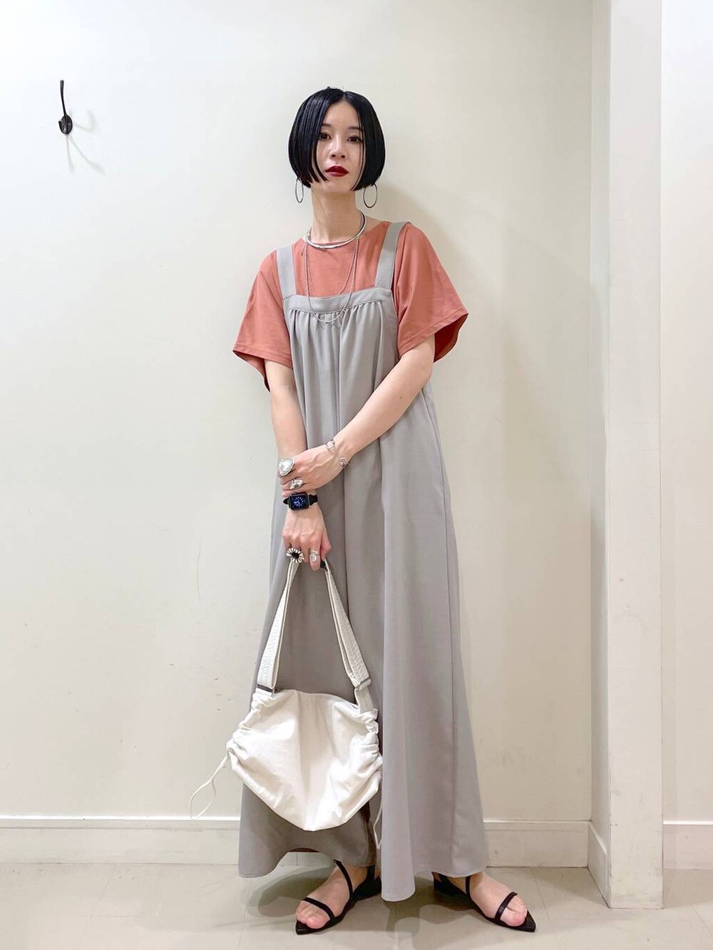「体型カバー、GLOBAL WORK、シンプルコーデ、大人カジュアル、Tシャツ、サロペット、ワイドパンツ、パンツ、ネックレス、サンダル、春コーデ、春夏コーデ、夏コーデ、高見え、若見え」|「GLOBAL WORKのなめらかタッチドルマン半袖/289393(Tシャツ/カットソー、ブラウン系)」を使った、るんるんさん(レディース・168cm)の春コーディネートの2枚目の写真