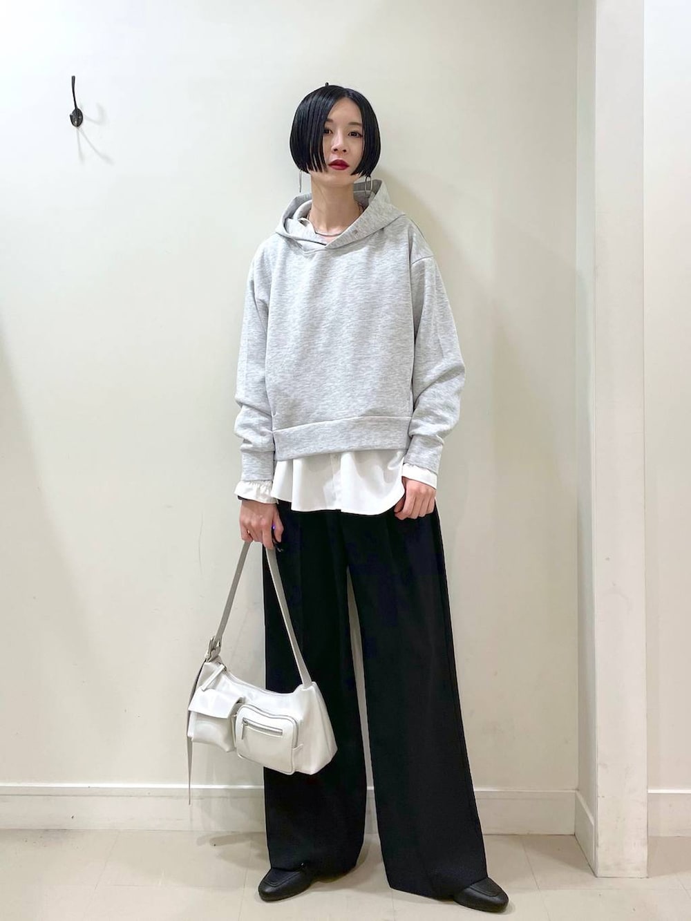 「高見え、若見え、着痩せ・細見え、ママコーデ、普通_GLOBAL WORK、高身長、GLOBAL WORK、トレンチコート、コート、パーカー、スウェット、シャツ、ワイドパンツ、パンツ、パンプス」|「GLOBAL WORKのサイズ拡大/らくっション撥水2WAYローファー/131468(ローファー、ブラック系)」を使った、るんるんさん(レディース・168cm)の春コーディネートの7枚目の写真