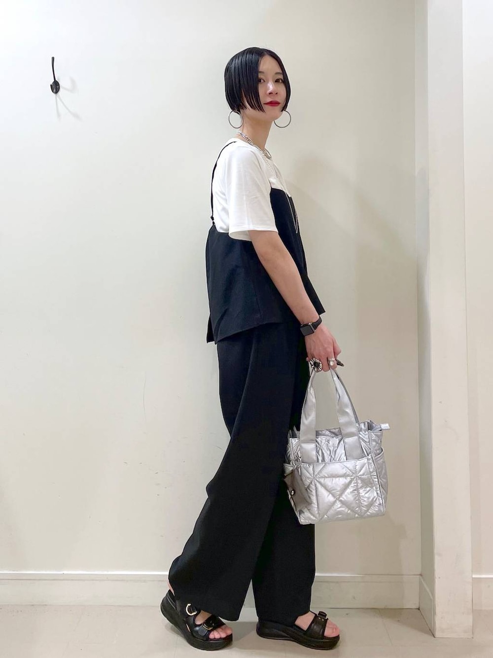 「高見え、若見え、着痩せ・細見え、大人カジュアル、GLOBAL WORK、シンプルコーデ、ママコーデ、楽ちんコーデ、普通_GLOBAL WORK、高身長、体型カバー、Tシャツ、サロペット、ビスチェ、ネックレス」|「GLOBAL WORKの推しごとキルティング2WAYトート/286286(トートバッグ、シルバー系)」を使った、るんるんさん(レディース・168cm)の夏コーディネートの3枚目の写真