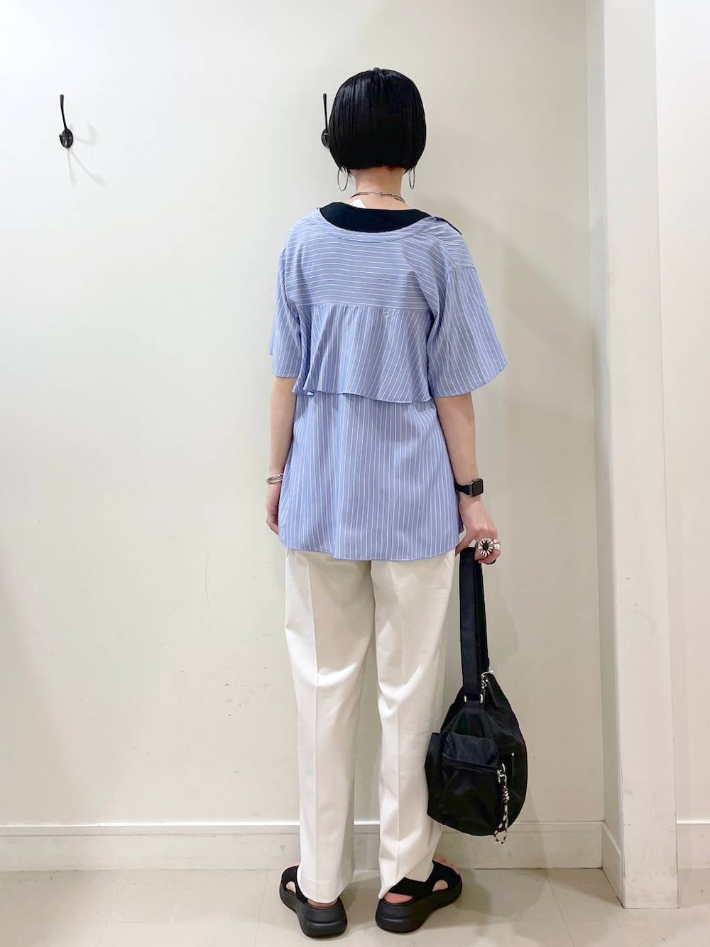 「高見え、若見え、着痩せ・細見え、ママコーデ、楽ちんコーデ、普通_GLOBAL WORK、高身長、体型カバー、GLOBAL WORK、シンプルコーデ、大人カジュアル、ブラウス、タンクトップ、ワイドパンツ、パンツ」|「GLOBAL WORKのウツクシルエットワイドパンツ/133599(その他パンツ、ホワイト系)」を使った、るんるんさん(レディース・168cm)の春コーディネートの4枚目の写真