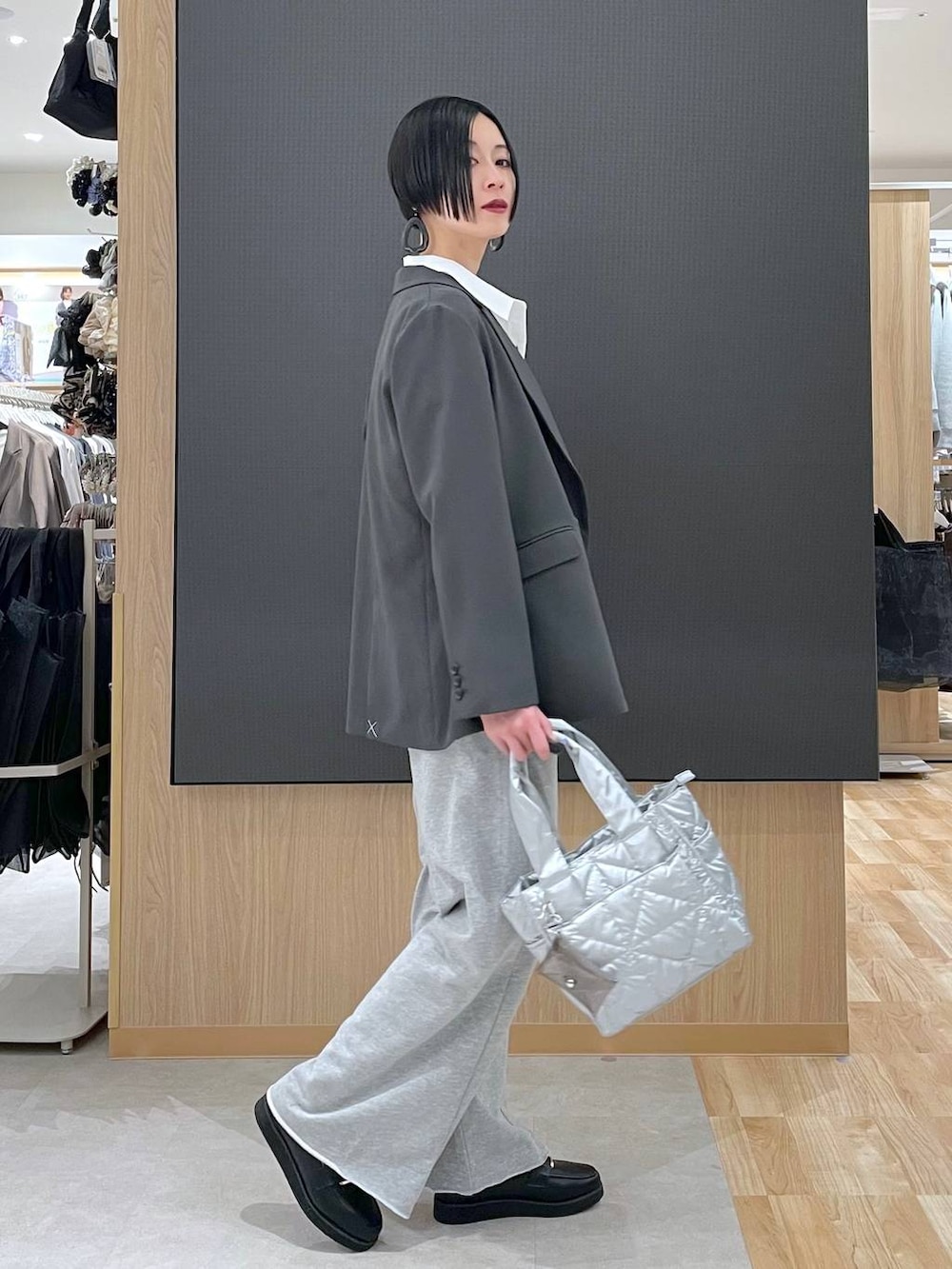 ブラック系のローファー、シルバー系のトートバッグ、ホワイト系のシャツ/ブラウスを着用したレディースの冬コーディネートの2枚目の写真