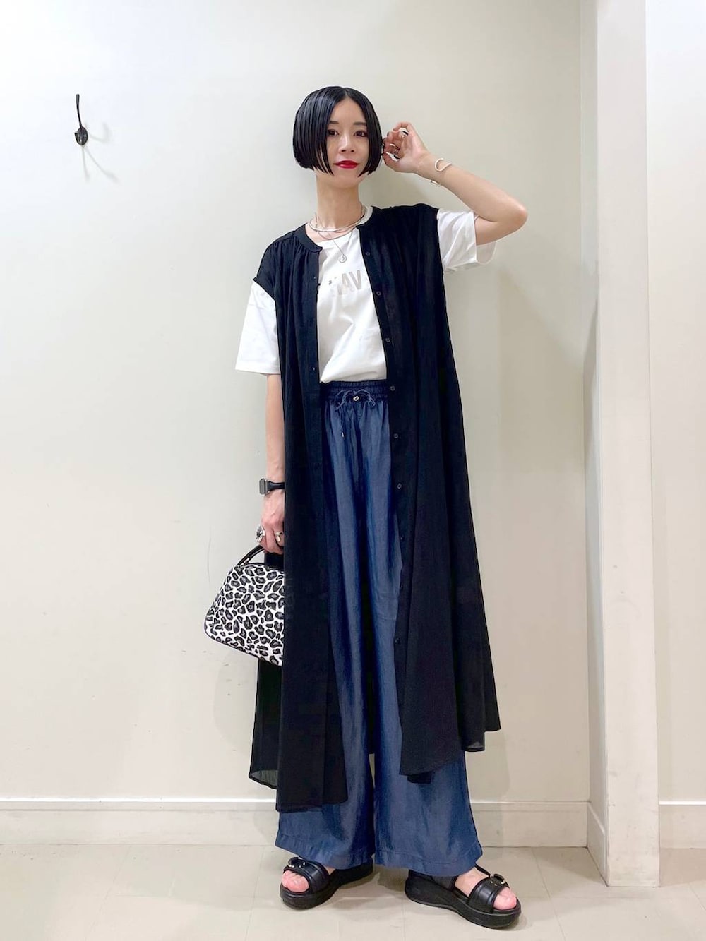 「ワイドパンツ、春コーデ、夏コーデ、春夏コーデ、ネックレス、Tシャツ、ワンピース、デニムパンツ、パンツ、高見え、若見え、着痩せ・細見え、ママコーデ、楽ちんコーデ、普通_GLOBAL WORK」|「GLOBAL WORKのスペ軽お財布ショルダー/132336(ショルダーバッグ、その他)」を使った、るんるんさん(レディース・168cm)の春コーディネートの2枚目の写真