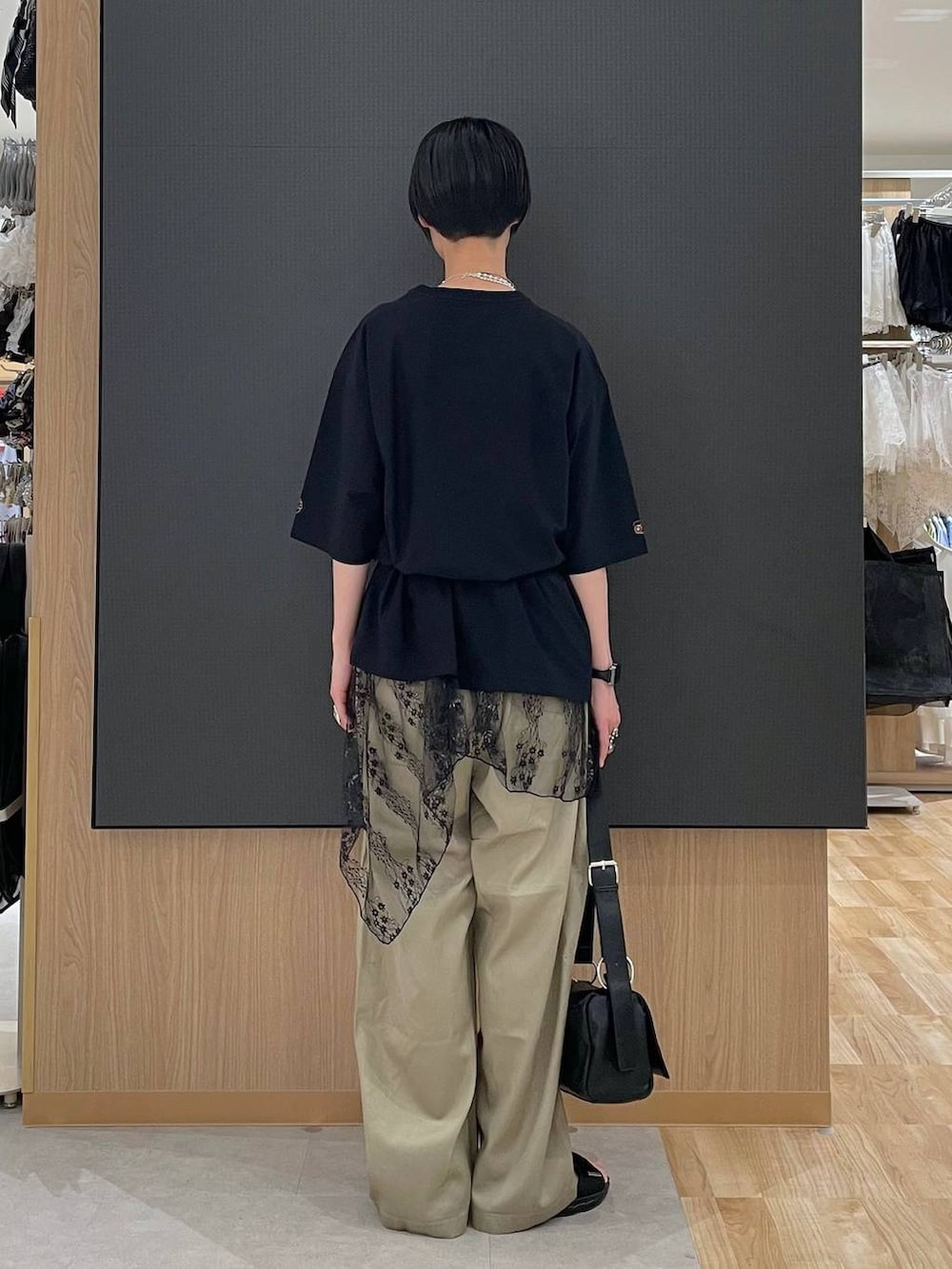 ブラック系のTシャツ/カットソー、ブラック系のサンダル、ブラック系のショルダーバッグを着用したレディースの夏コーディネートの3枚目の写真