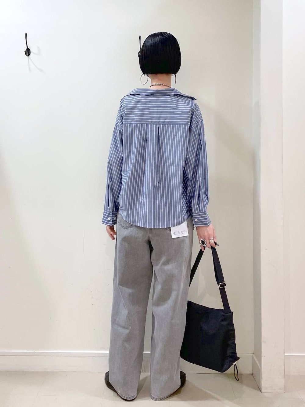 「高見え、若見え、着痩せ・細見え、ママコーデ、楽ちんコーデ、普通_GLOBAL WORK、高身長、体型カバー、GLOBAL WORK、シンプルコーデ、大人カジュアル、シャツ、タンクトップ、デニムパンツ、パンツ」｜「GLOBAL WORKのGOODデニムバギーパンツ/118365（デニムパンツ、グレー系）」を使った、るんるんさん（レディース・168cm）の春コーディネートの4枚目の写真
