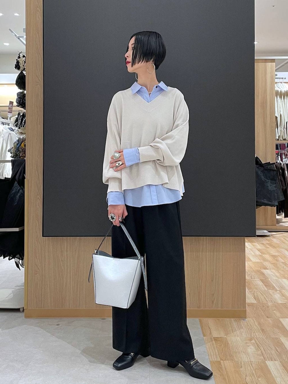 ブラック系のローファー、シルバー系のショルダーバッグ、その他のチェスターコートを着用したレディースの冬コーディネートの6枚目の写真