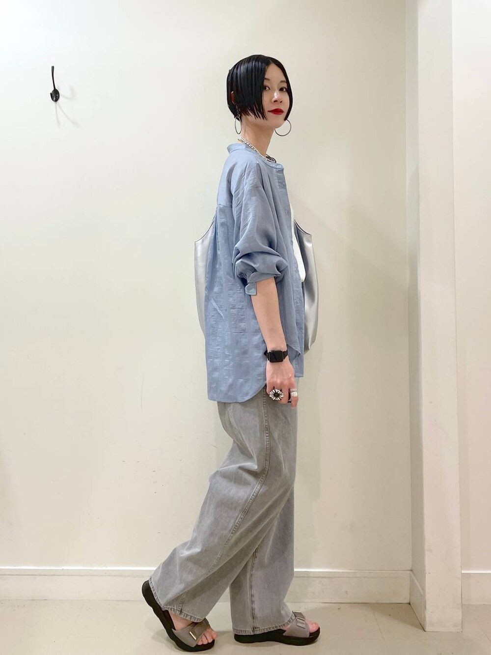 「GLOBAL WORK、シンプルコーデ、大人カジュアル、高見え、若見え、着痩せ・細見え、ママコーデ、楽ちんコーデ、普通_GLOBAL WORK、高身長、体型カバー、シャツ、キャミソール、デニムパンツ、パンツ」｜「GLOBAL WORKのGOODデニムバギーパンツ/118365（デニムパンツ、グレー系）」を使った、るんるんさん（レディース・168cm）の夏コーディネートの4枚目の写真
