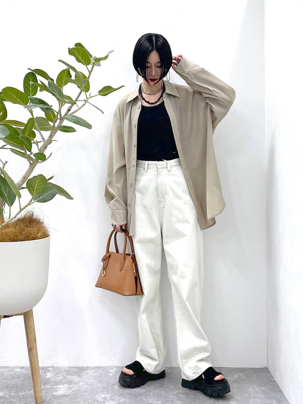 「高見え、若見え、着痩せ・細見え、ママコーデ、楽ちんコーデ、普通_GLOBAL WORK、高身長、体型カバー、GLOBAL WORK、シンプルコーデ、大人カジュアル、STERNBERG、シャツ、タンクトップ、デニムパンツ」|「GLOBAL WORKのステンレスボールY字ネックレス/106439(ネックレス、シルバー系)」を使った、るんるんさん(レディース・168cm)の夏コーディネートの2枚目の写真