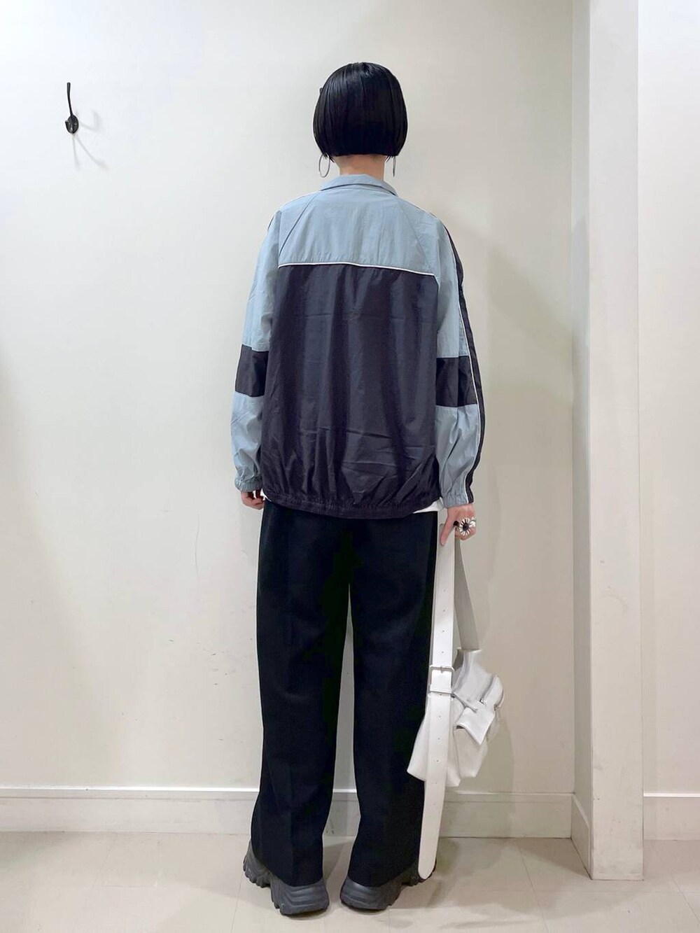 「GLOBAL WORK、体型カバー、高見え、若見え、着痩せ・細見え、ママコーデ、楽ちんコーデ、普通_GLOBAL WORK、高身長、シンプルコーデ、大人カジュアル、ブルゾン、スウェット、ワイドパンツ、バッグ」|「GLOBAL WORKのステンレスボールY字ネックレス/106439(ネックレス、シルバー系)」を使った、るんるんさん(レディース・168cm)の春コーディネートの3枚目の写真