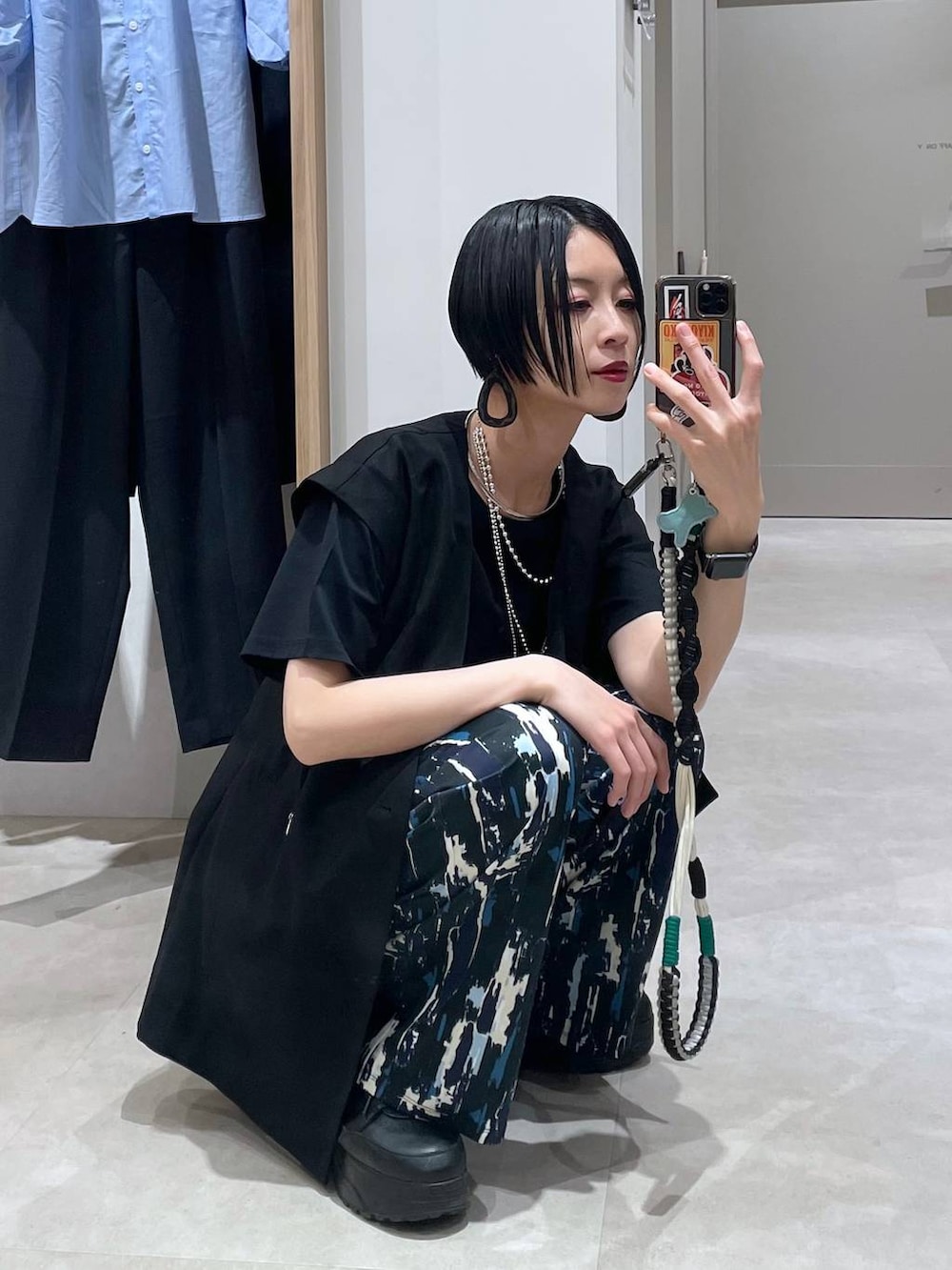 ブラック系のTシャツ/カットソー、シルバー系のネックレス、シルバー系のネックレスを着用したレディースの春コーディネートの5枚目の写真