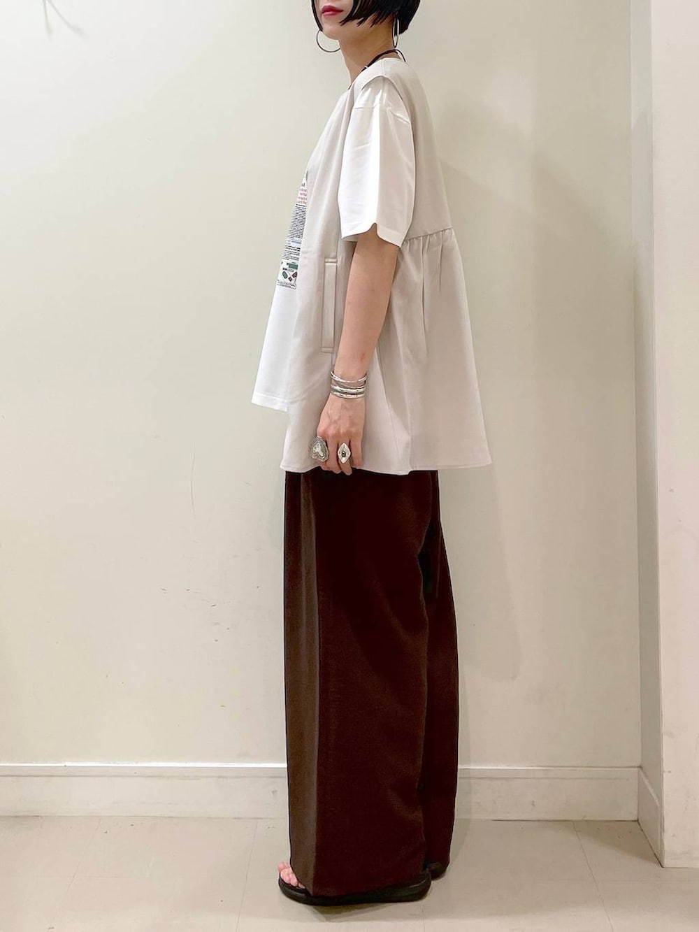 ブラック系のショルダーバッグ、ブラック系のサンダル、ブラウン系のその他パンツを着用したレディースの夏コーディネートの4枚目の写真