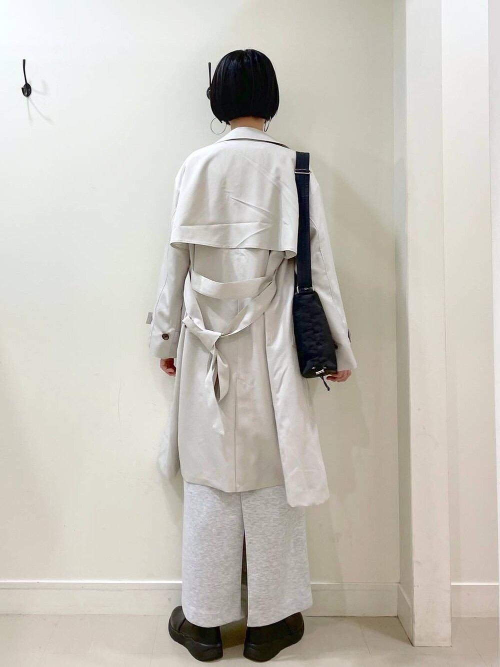 「高見え、若見え、着痩せ・細見え、ママコーデ、普通_GLOBAL WORK、高身長、GLOBAL WORK、トレンチコート、コート、スカート、スウェット、ネックレス、ショルダーバッグ、バッグ、春コーデ」|「GLOBAL WORKのステンレスボールY字ネックレス/106439(ネックレス、シルバー系)」を使った、るんるんさん(レディース・168cm)の春コーディネートの4枚目の写真