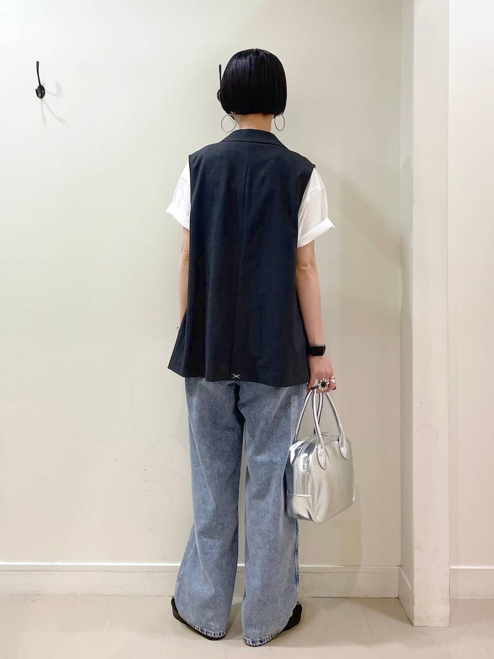 「高見え、若見え、着痩せ・細見え、ママコーデ、楽ちんコーデ、普通_GLOBAL WORK、高身長、体型カバー、GLOBAL WORK、シンプルコーデ、大人カジュアル、Tシャツ、ベスト、デニムパンツ、パンツ」｜「GLOBAL WORKのGOODデニムバギーパンツ/118365（デニムパンツ、ブルー系）」を使った、るんるんさん（レディース・168cm）の春コーディネートの4枚目の写真