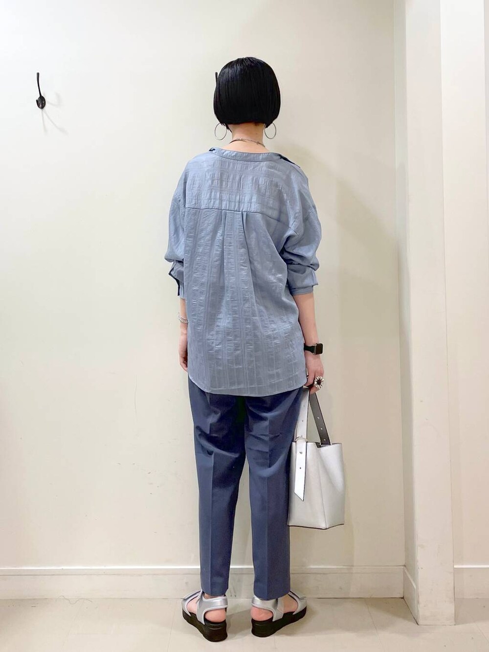 「高見え、若見え、着痩せ・細見え、ママコーデ、楽ちんコーデ、普通_GLOBAL WORK、高身長、体型カバー、GLOBAL WORK、シンプルコーデ、大人カジュアル、シャツ、ブラウス、テーパードパンツ、パンツ」｜「GLOBAL WORKのスペ軽5WAYショルダー/253022（ショルダーバッグ、シルバー系）」を使った、るんるんさん（レディース・168cm）の春コーディネートの4枚目の写真