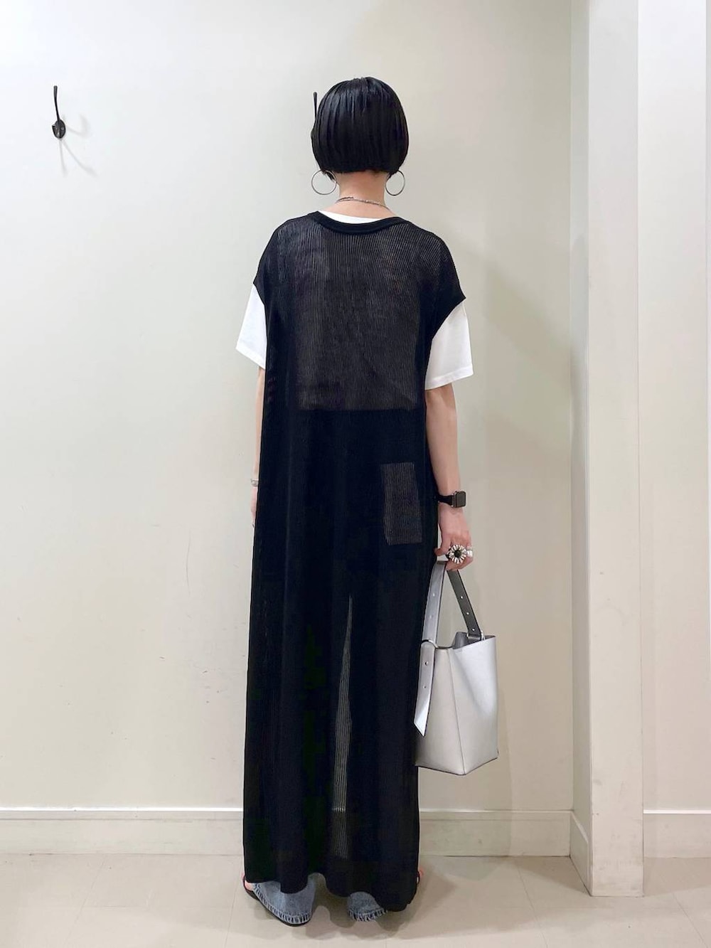 「ワンピース、ベスト、Tシャツ、デニムパンツ、パンツ、ワイドパンツ、春コーデ、春夏コーデ、夏コーデ、高見え、若見え、着痩せ・細見え、ママコーデ、楽ちんコーデ、普通_GLOBAL WORK」｜「GLOBAL WORKのGOODデニムバギーパンツ/118365（デニムパンツ、ブルー系）」を使った、るんるんさん（レディース・168cm）の春コーディネートの4枚目の写真