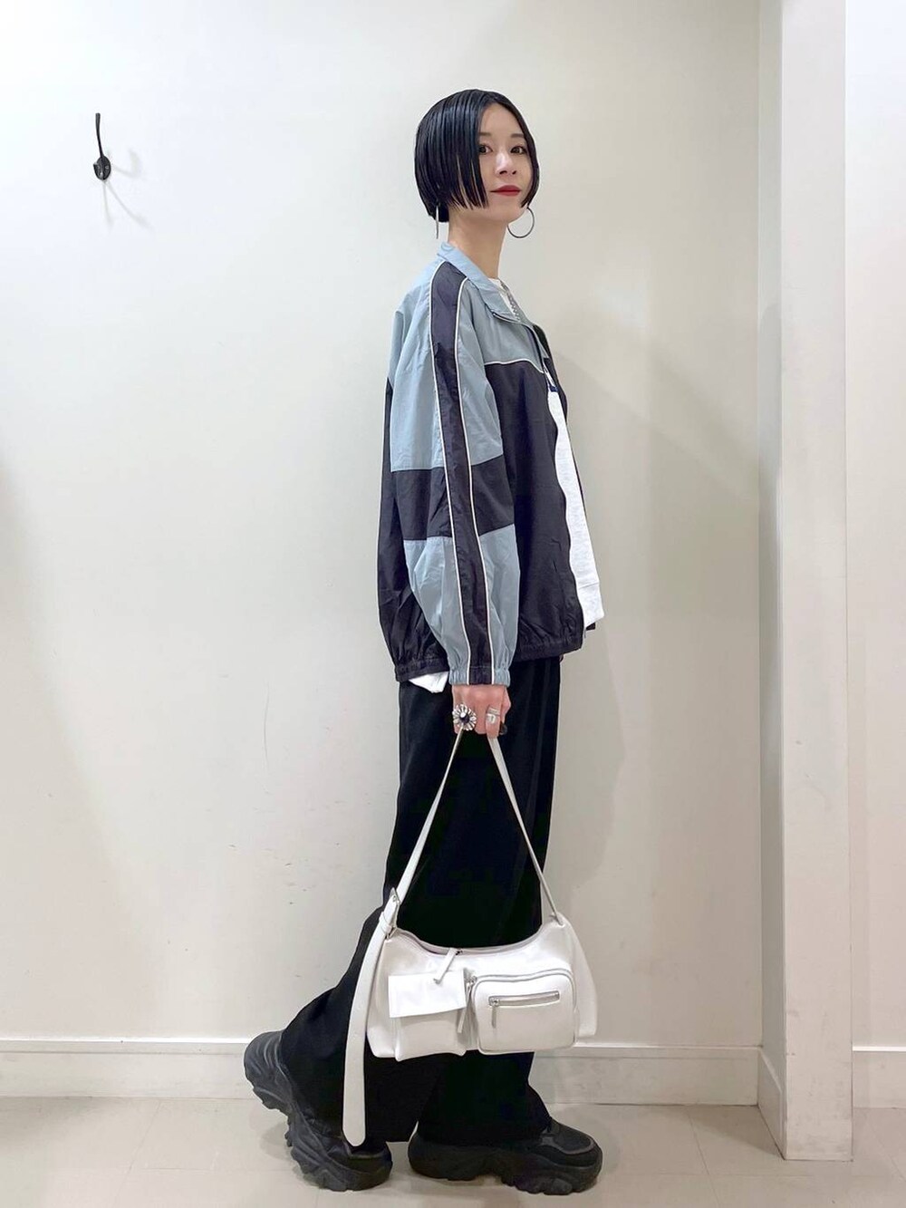 「GLOBAL WORK、体型カバー、高見え、若見え、着痩せ・細見え、ママコーデ、楽ちんコーデ、普通_GLOBAL WORK、高身長、シンプルコーデ、大人カジュアル、ブルゾン、スウェット、ワイドパンツ、バッグ」|「GLOBAL WORKのステンレスボールY字ネックレス/106439(ネックレス、シルバー系)」を使った、るんるんさん(レディース・168cm)の春コーディネートの2枚目の写真