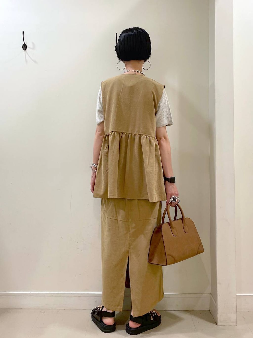 「高見え、若見え、着痩せ・細見え、ママコーデ、楽ちんコーデ、普通_GLOBAL WORK、高身長、体型カバー、GLOBAL WORK、シンプルコーデ、大人カジュアル、ベスト、スカート、ネックレス、サンダル」|「GLOBAL WORKのスッキレイさらさらドルマン/288068(ニット/セーター、ベージュ系)」を使った、るんるんさん(レディース・168cm)の秋コーディネートの4枚目の写真
