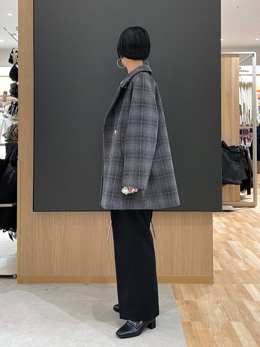 ブラック系のローファー、シルバー系のショルダーバッグ、その他のチェスターコートを着用したレディースの冬コーディネートの5枚目の写真