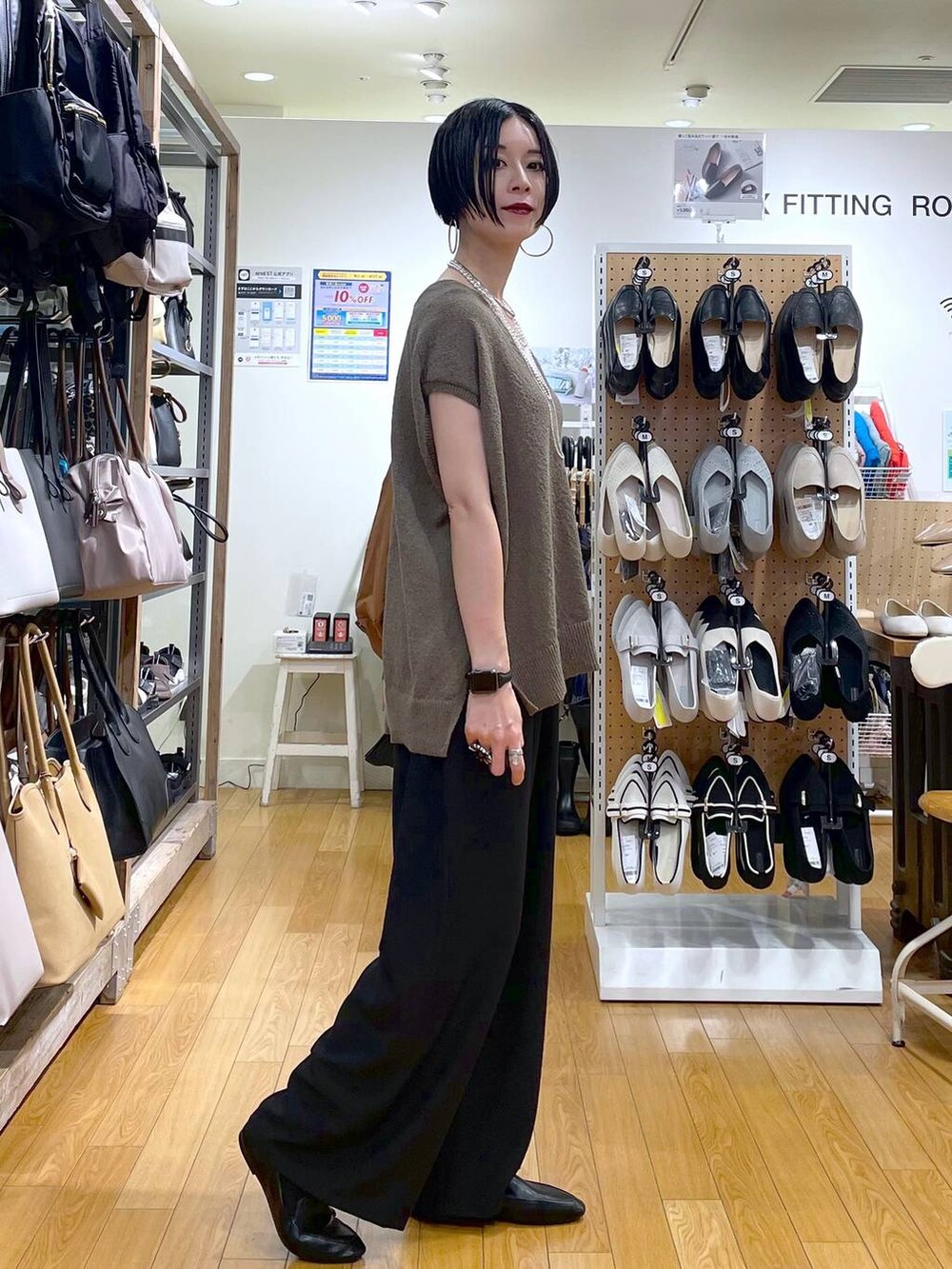 ブラック系のその他シューズ、ブラック系のその他パンツ、ブラウン系のベストを着用したレディースの秋コーディネートの3枚目の写真