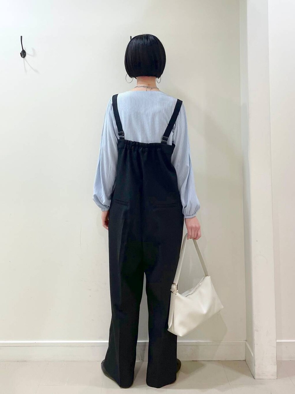 「高見え、若見え、着痩せ・細見え、ママコーデ、普通_GLOBAL WORK、高身長、GLOBAL WORK、マウンテンパーカー、アウター、ブラウス、サロペット、楽ちんコーデ、体型カバー、春コーデ、ワイドパンツ」|「GLOBAL WORKのステンレス二連チェーンネックレス/126692(ネックレス、シルバー系)」を使った、るんるんさん(レディース・168cm)の春コーディネートの8枚目の写真