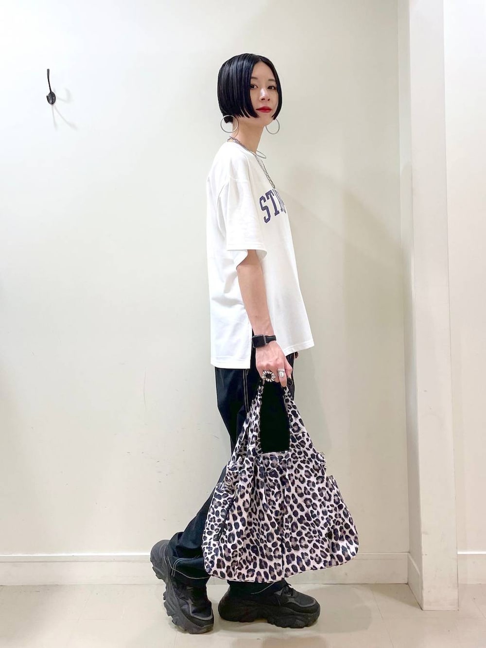 「高見え、若見え、着痩せ・細見え、ママコーデ、楽ちんコーデ、普通_GLOBAL WORK、高身長、体型カバー、GLOBAL WORK、シンプルコーデ、大人カジュアル、Tシャツ、パンツ、メンズライク、春コーデ」｜「GLOBAL WORKのエアかるイージーパンツ/ワイド/287528（その他パンツ、ブラック系）」を使った、るんるんさん（レディース・168cm）の春コーディネートの4枚目の写真